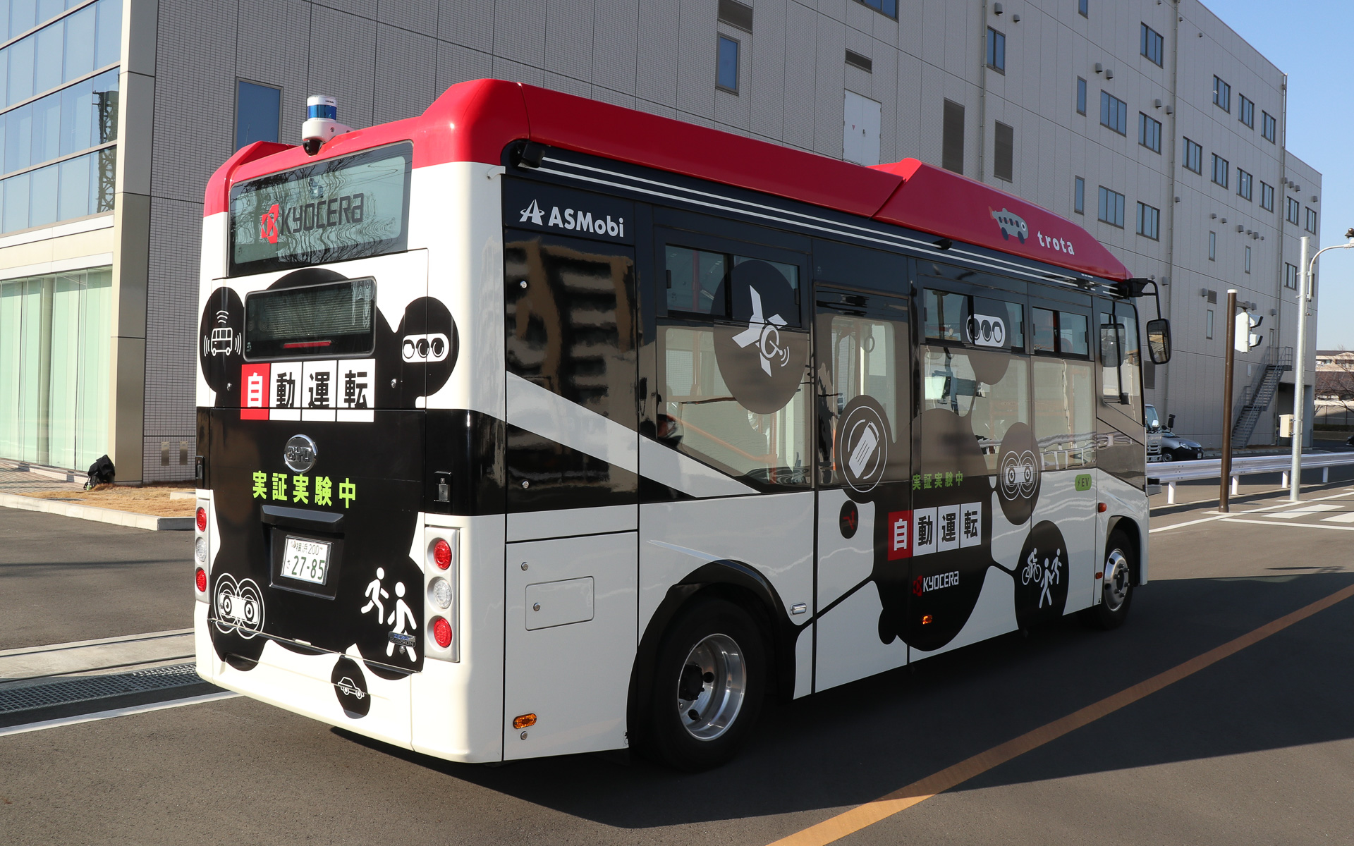 京セラが先進モビリティと共同開発している自動運転バス・トロタ。ベースとなっている車両はBYDのBEV（バッテリ電気自動車）バス「J6」