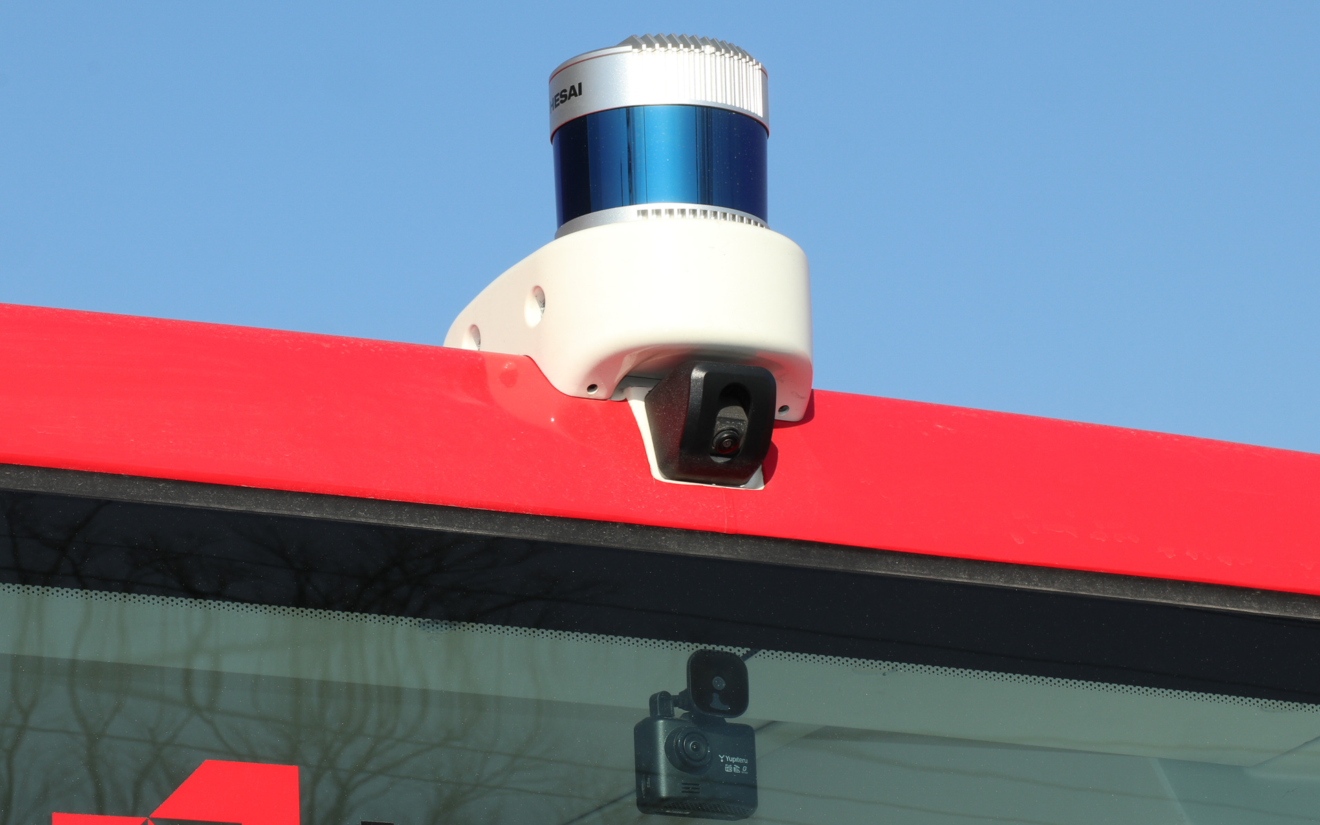 車両のルーフ上前後とフロント両サイドで計4個の3D LiDARを設置。フロントルーフ上の3D LiDARは基部に京セラ製の信号認識カメラを追加している