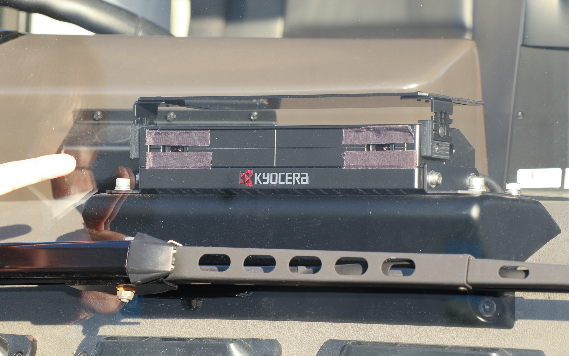 フロントウィンドウの内側に京セラ製ステレオカメラを装着