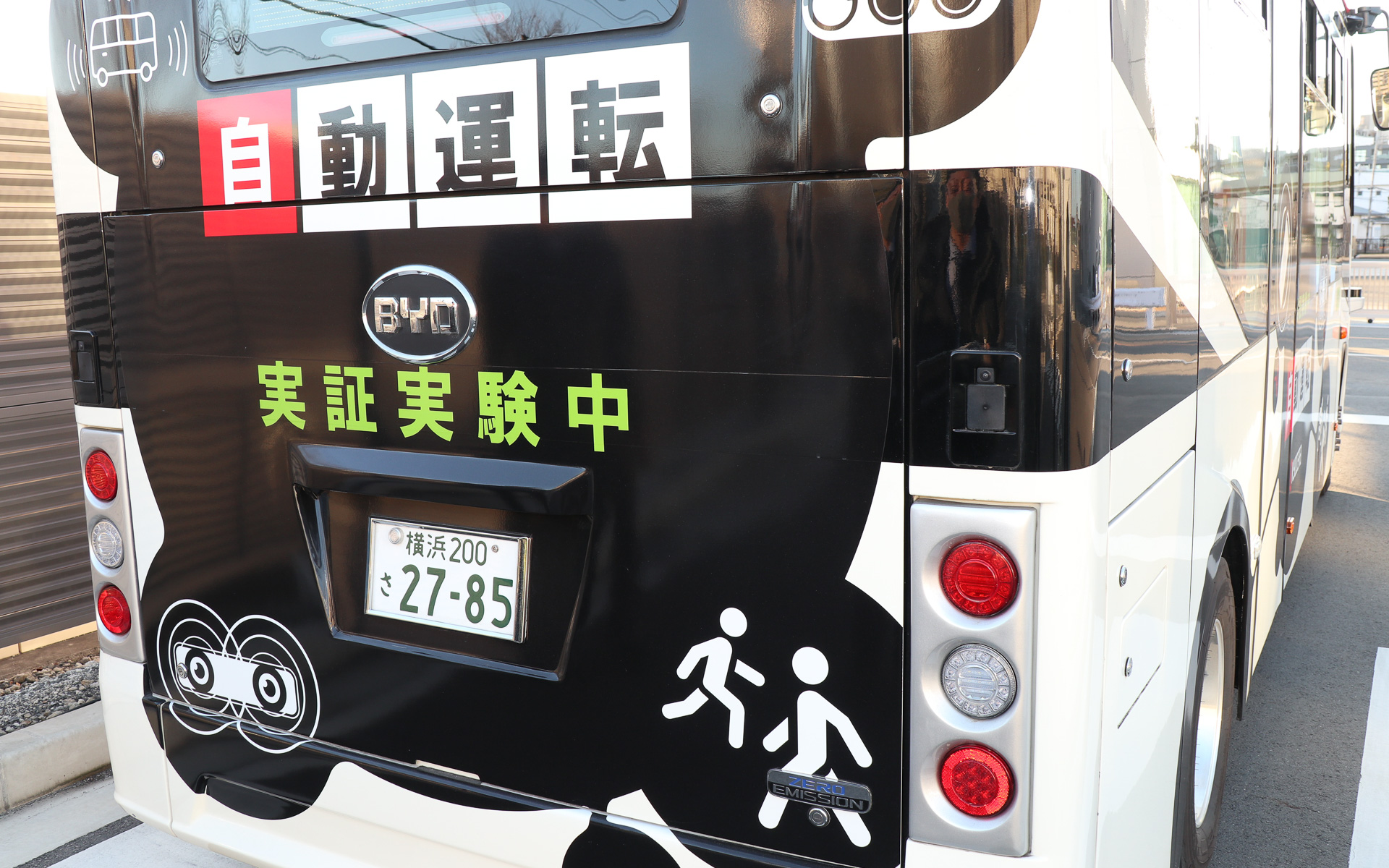 車両後方の両サイドにもミリ波レーダーを設置。これを使って車線変更やバス停正着といったシーンで後方から追い抜き車両が来ていないか安全確認する。こちらのミリ波レーダー上に設置されているカメラも自動運転自体とは関係ない動画撮影用