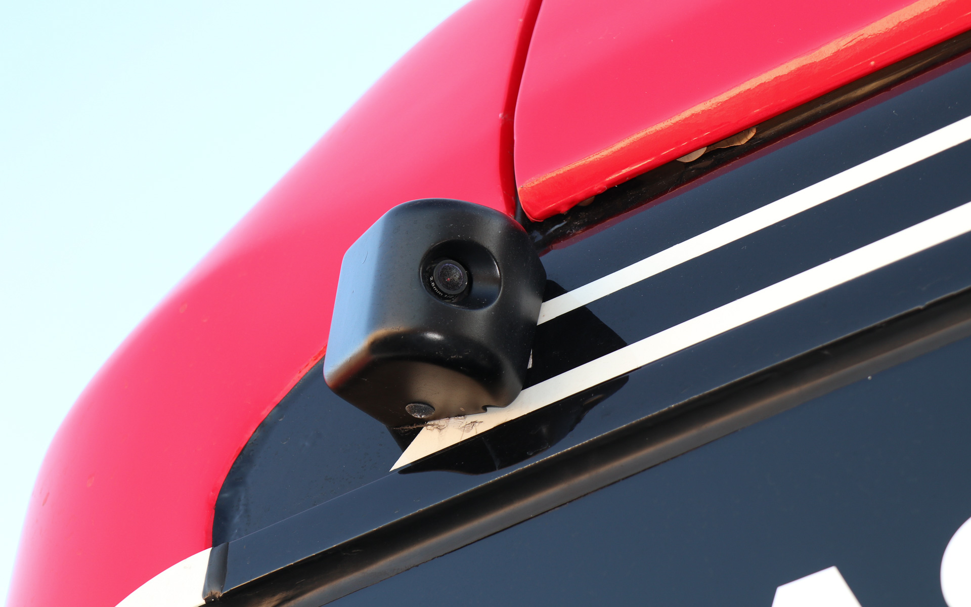 ルーフの四隅の位置から逆方向を監視する周辺監視カメラ。両サイド1個ずつでも十分に安全確認できる視野角を備えているが、万が一のトラブルに対応する冗長性を持たせるため前後両方に設置しているという