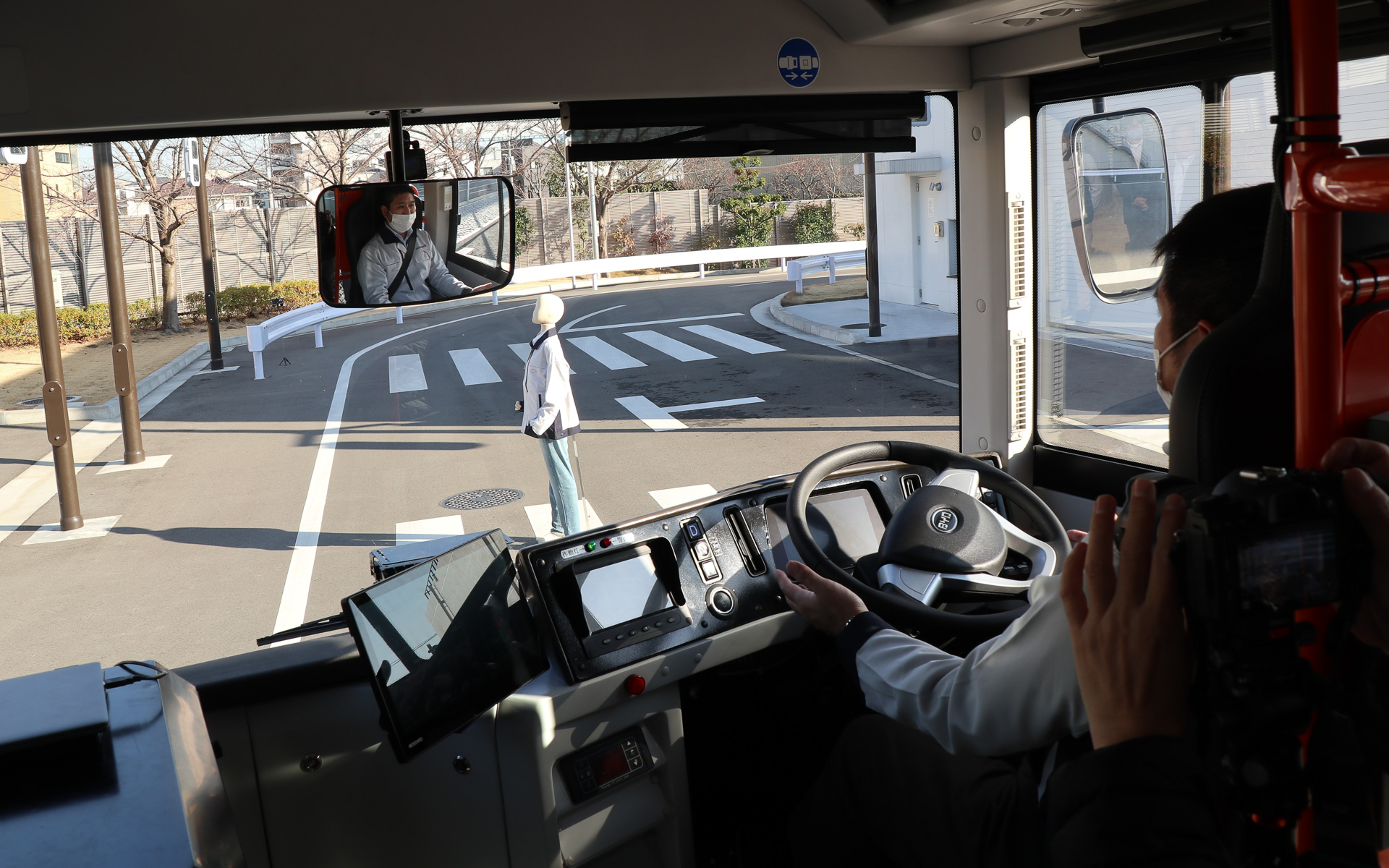 完全停車したトロタと歩行者（ダミー）の距離はこのような感じ