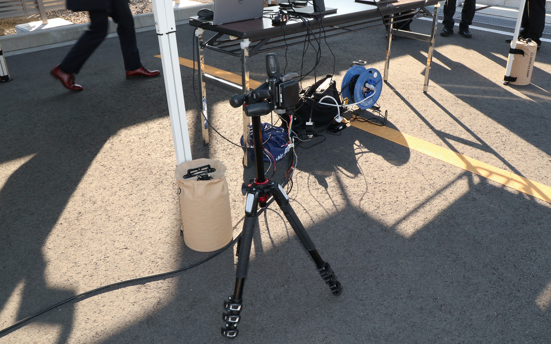 設置したミリ波レーダーの前方でスタッフとデモカーがそれぞれ動き、距離が大きくことなる物体を同時検知できることを紹介した