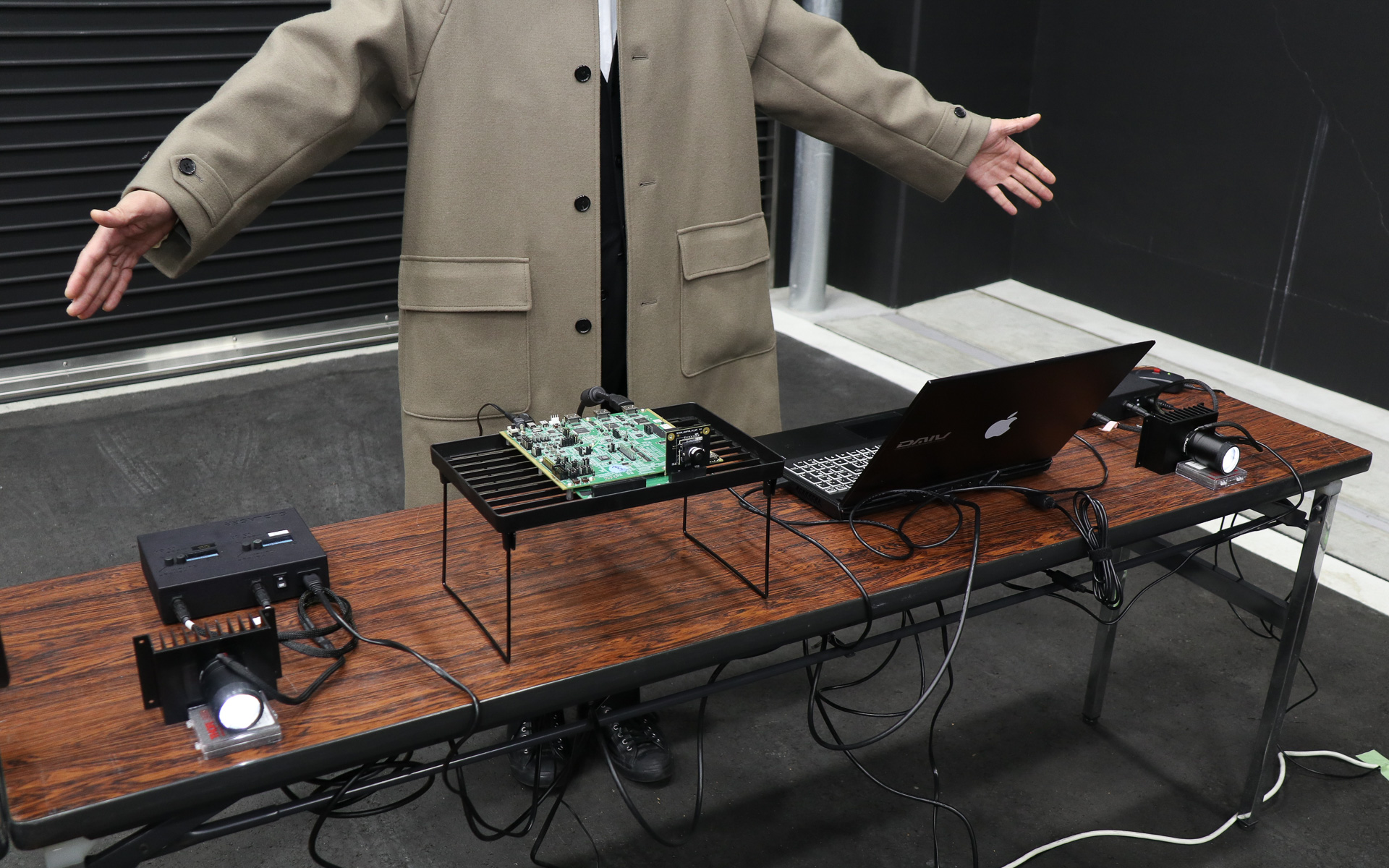 車載ナイトビジョンシステムの構成要素をテーブル上で再現。テーブルの両側にヘッドライト、その間に「RGB-IRセンサ」と制御基板を置いている