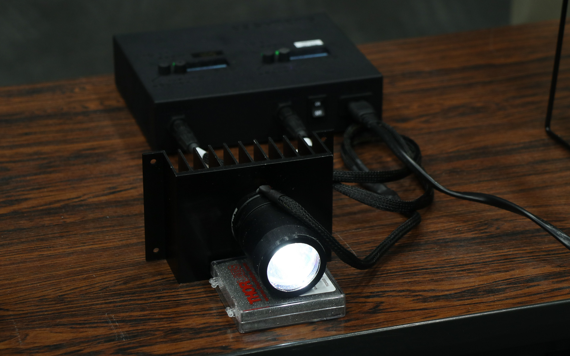 照明となる白色光と近赤外光を生み出すダイオードを1つの発光素子に組み合わせた「White-IR照明」