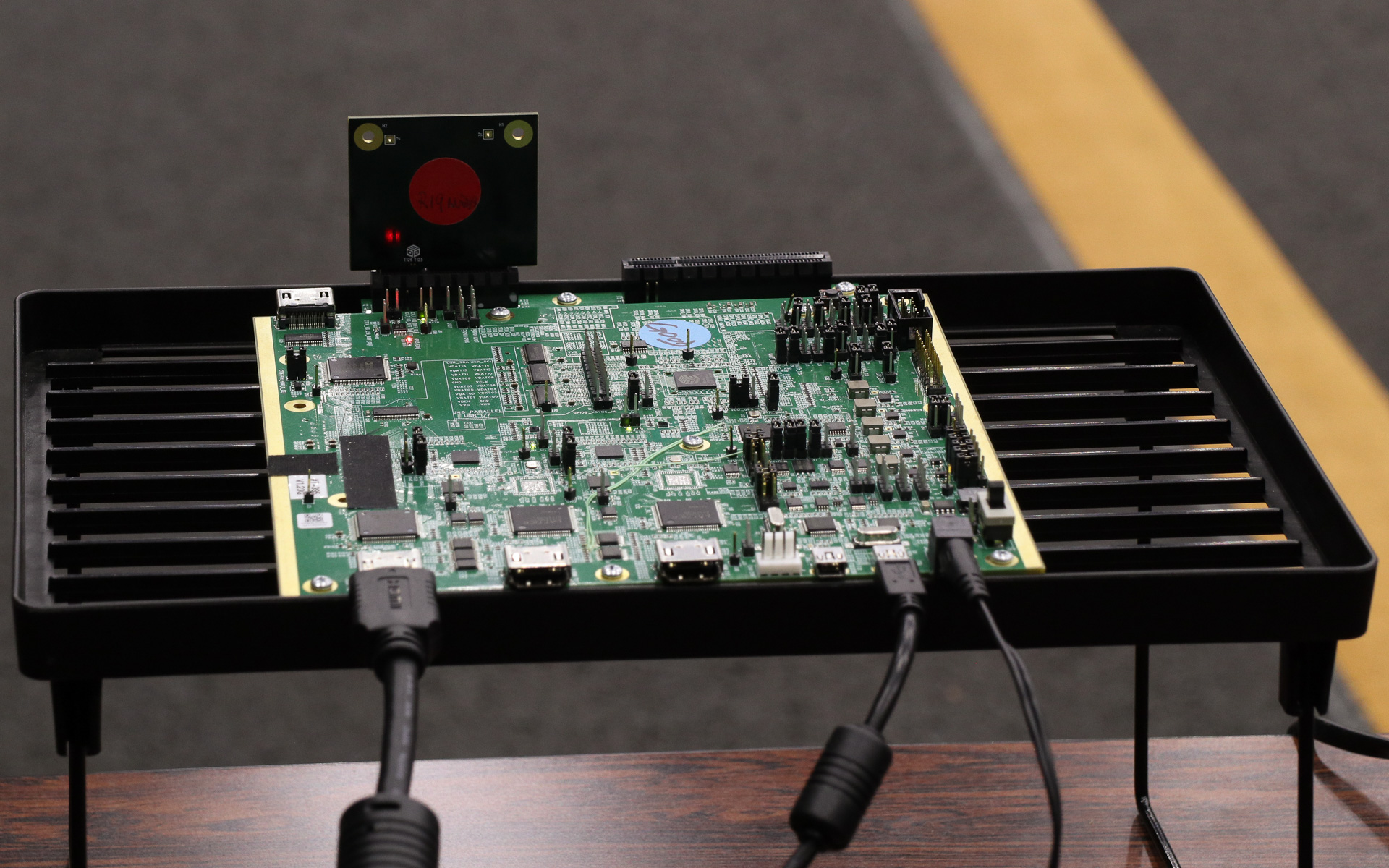 RGB-IRセンサは制御基板に直接組み付けられている