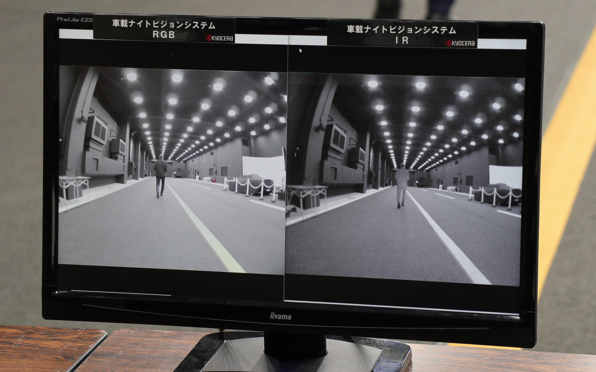 ディスプレイの左半分にRGB画像、右半分にIR画像を表示する