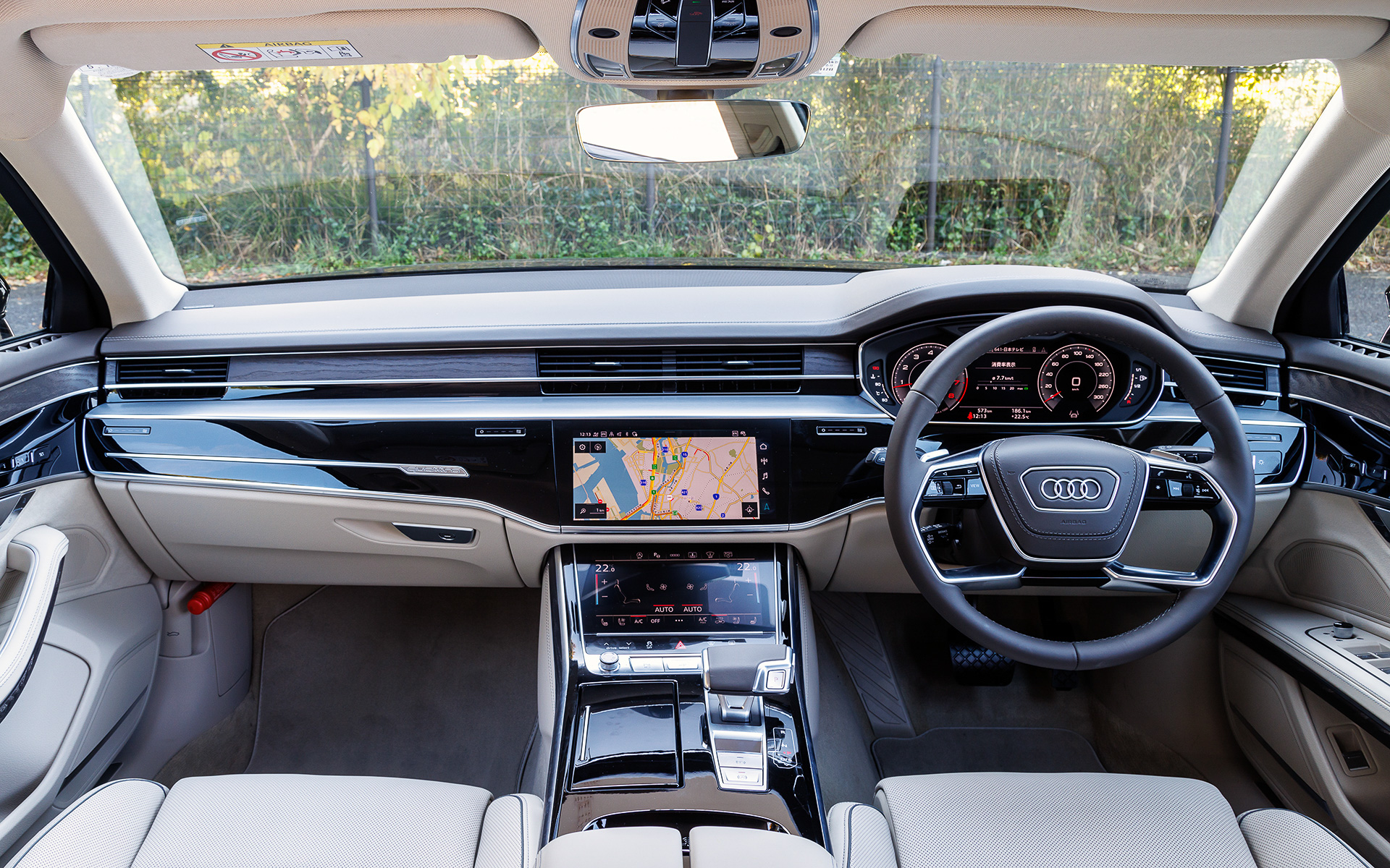 新型A8のインテリアは開放的なラウンジをイメージしたものとなっており、幅広さを強調するために水平基調のシンプルで上品なデザイン、エクステンデッドレザーやエスクテンデッドアルミニウムルックインテリアなど、素材のクオリティにこだわることで上質で快適な室内空間を実現