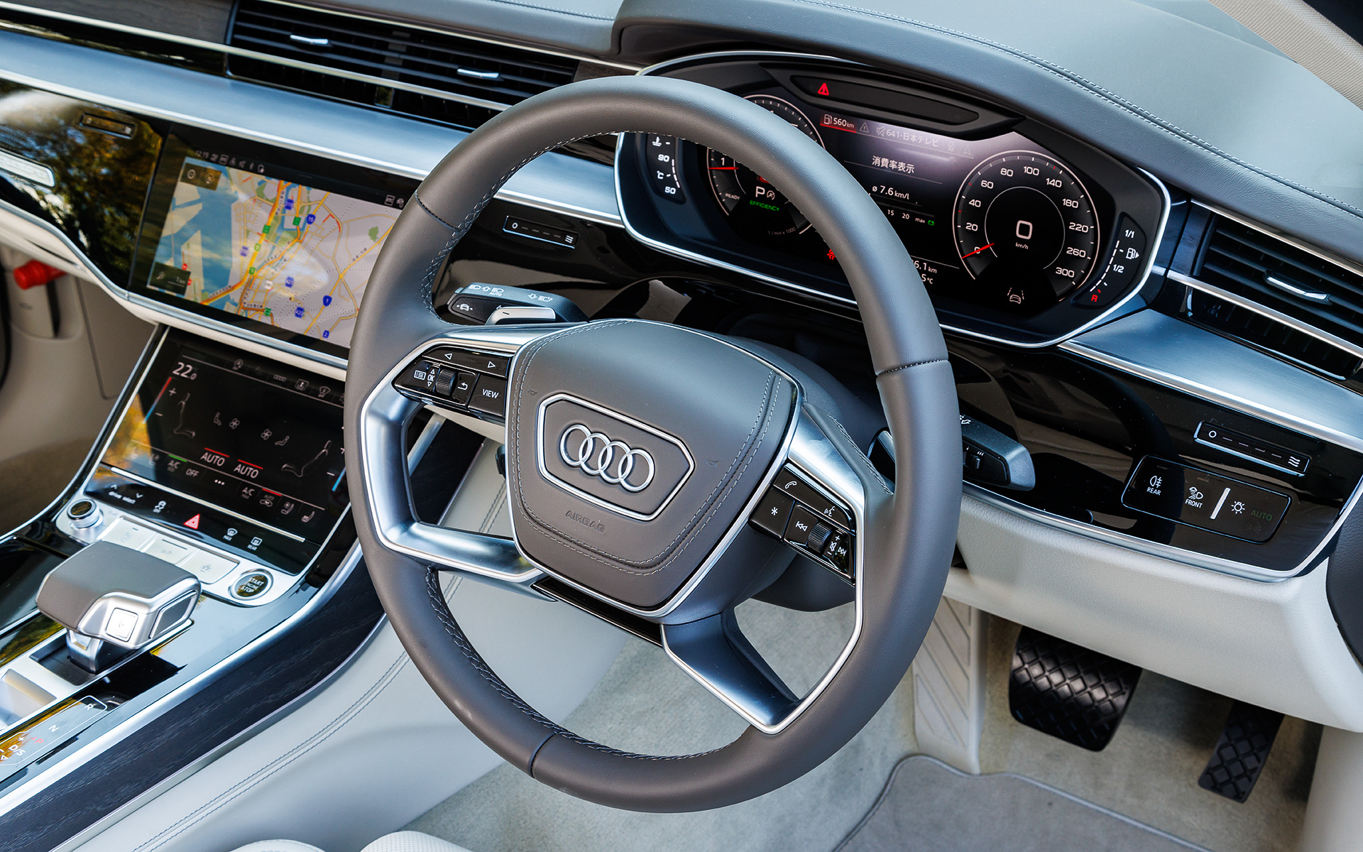 新型A8のインテリアは開放的なラウンジをイメージしたものとなっており、幅広さを強調するために水平基調のシンプルで上品なデザイン、エクステンデッドレザーやエスクテンデッドアルミニウムルックインテリアなど、素材のクオリティにこだわることで上質で快適な室内空間を実現