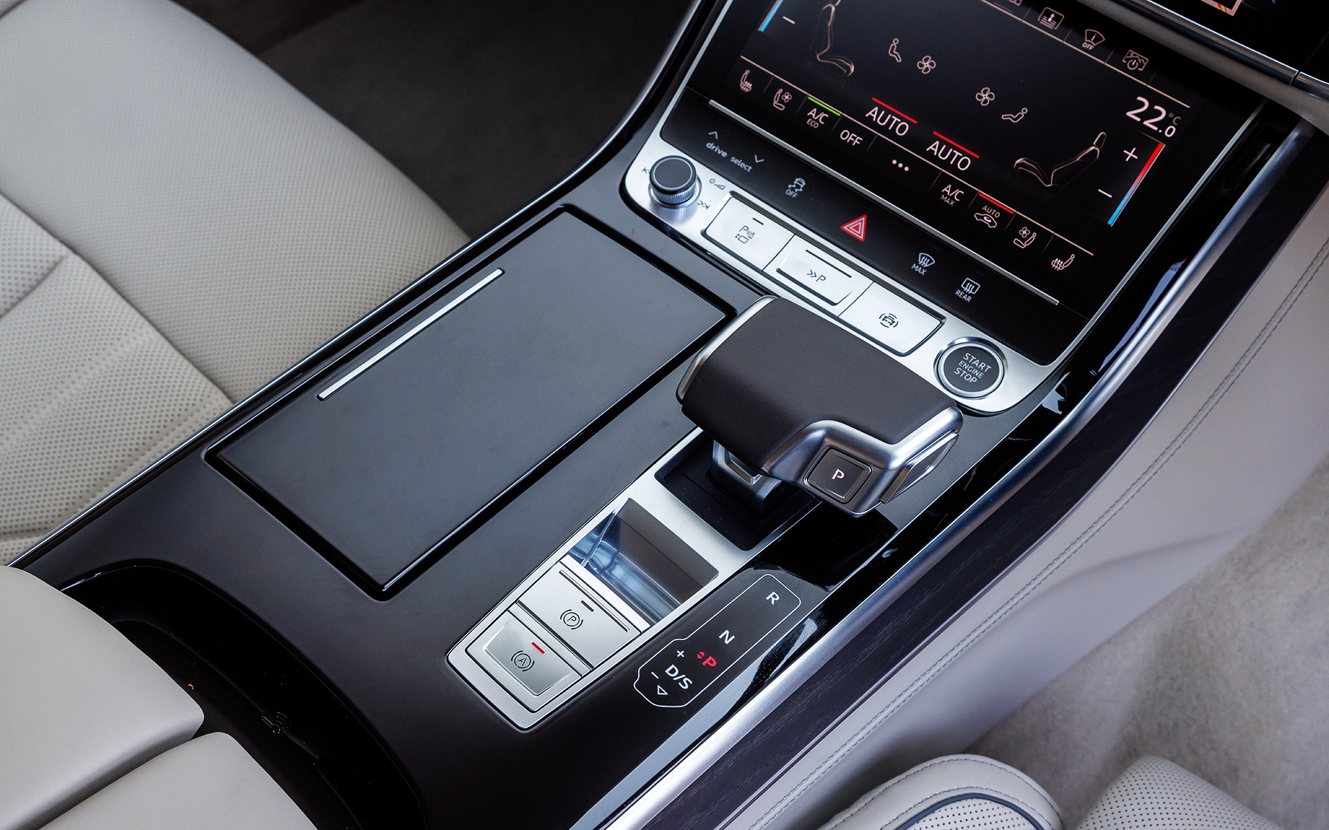 トランスミッションは8速ティプトロニック