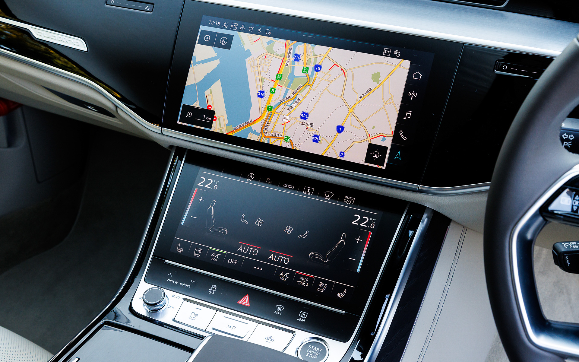 新型A8のインテリアは開放的なラウンジをイメージしたものとなっており、幅広さを強調するために水平基調のシンプルで上品なデザイン、エクステンデッドレザーやエスクテンデッドアルミニウムルックインテリアなど、素材のクオリティにこだわることで上質で快適な室内空間を実現