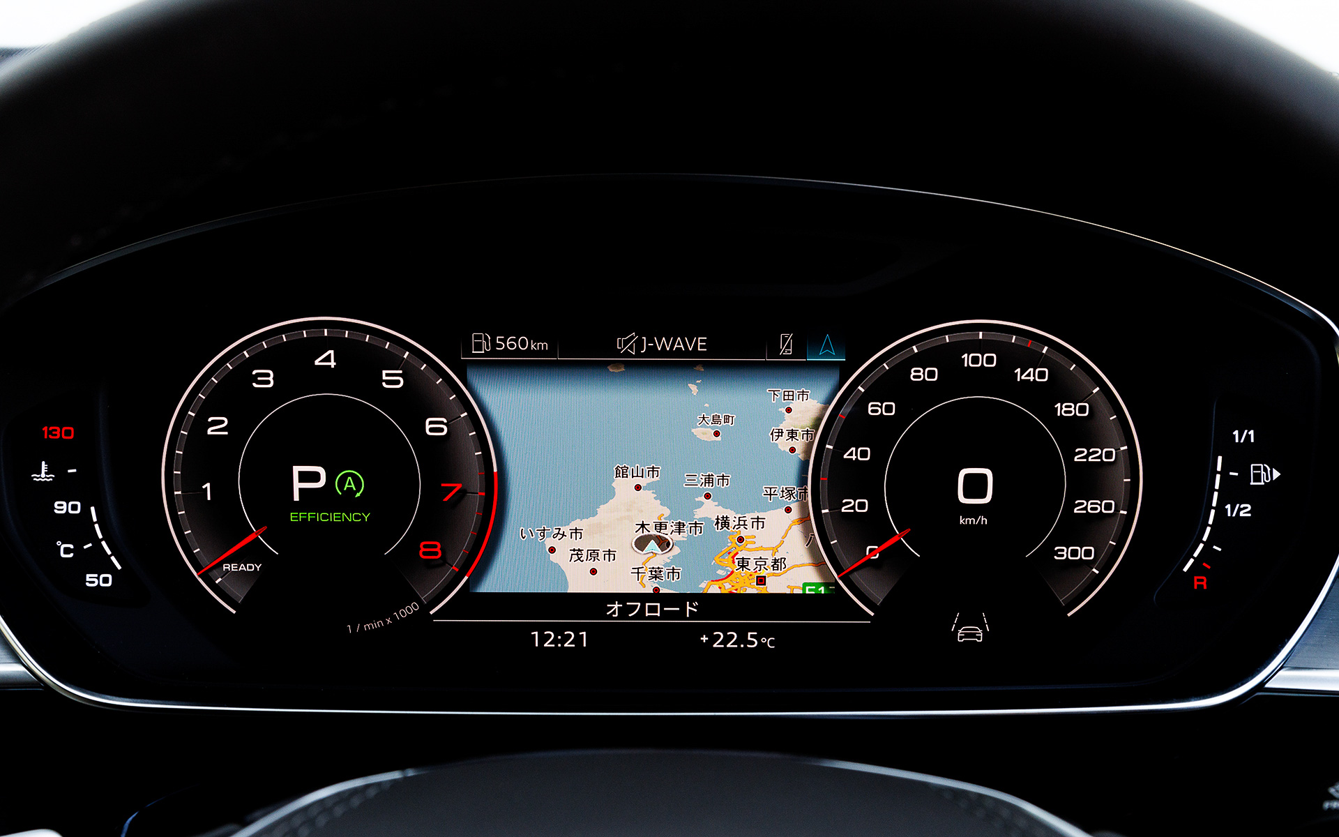 新型A8のインテリアは開放的なラウンジをイメージしたものとなっており、幅広さを強調するために水平基調のシンプルで上品なデザイン、エクステンデッドレザーやエスクテンデッドアルミニウムルックインテリアなど、素材のクオリティにこだわることで上質で快適な室内空間を実現