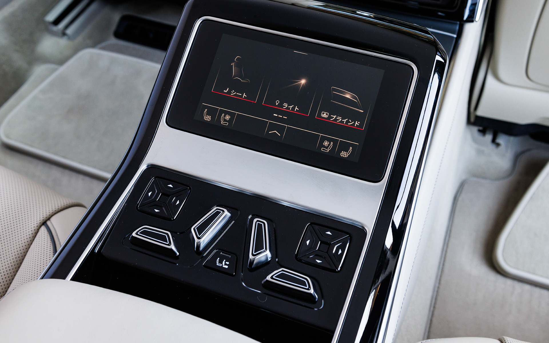 後席用のディスプレイでさまざまな機能をコントロールできる