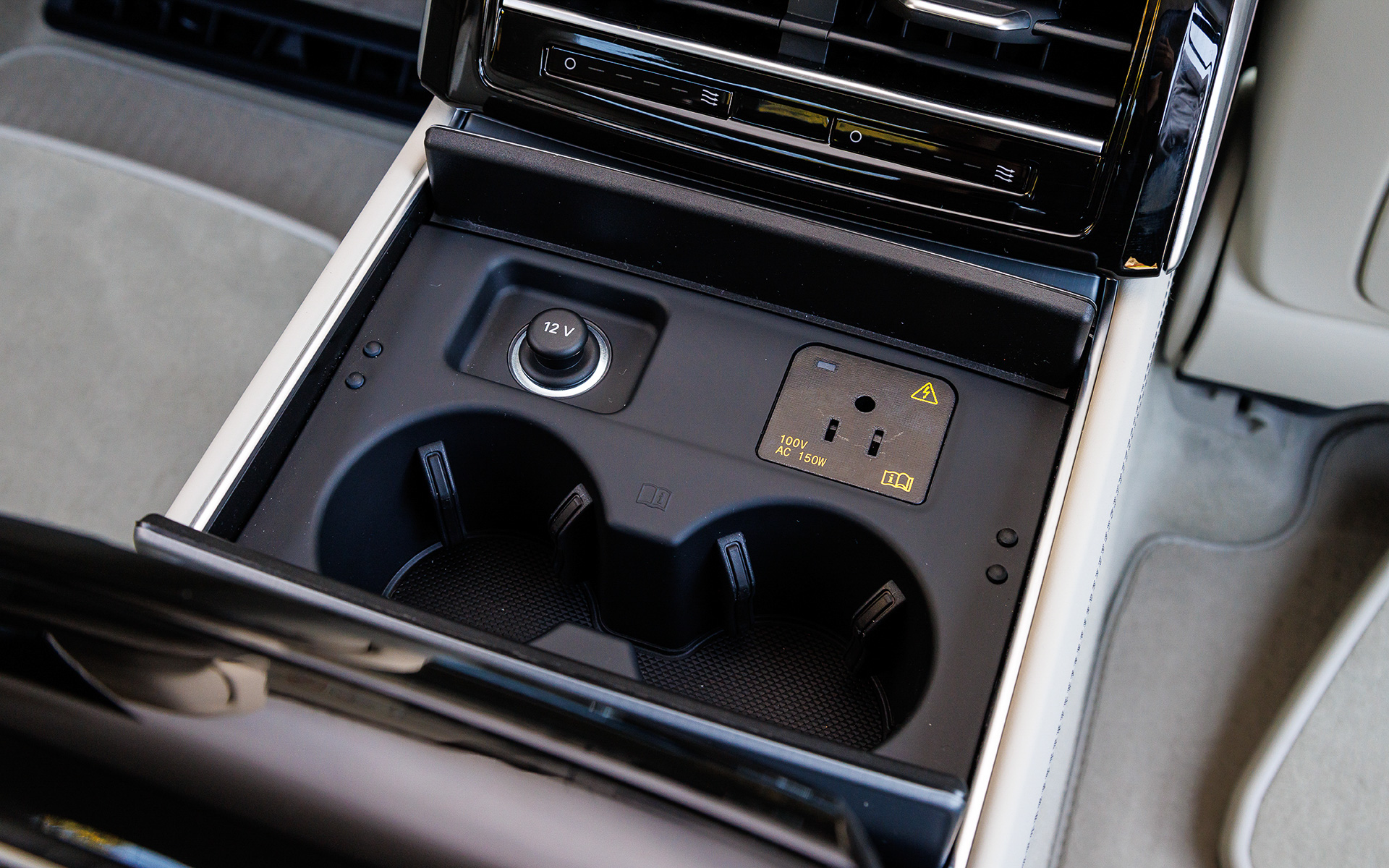 後席用のディスプレイでさまざまな機能をコントロールできる