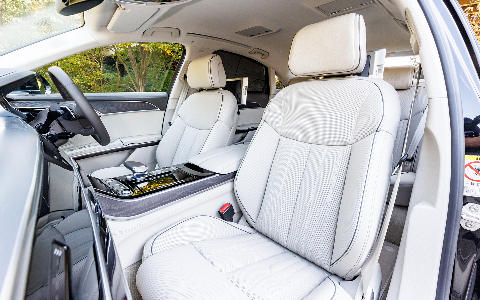 明るく上質な前後シート