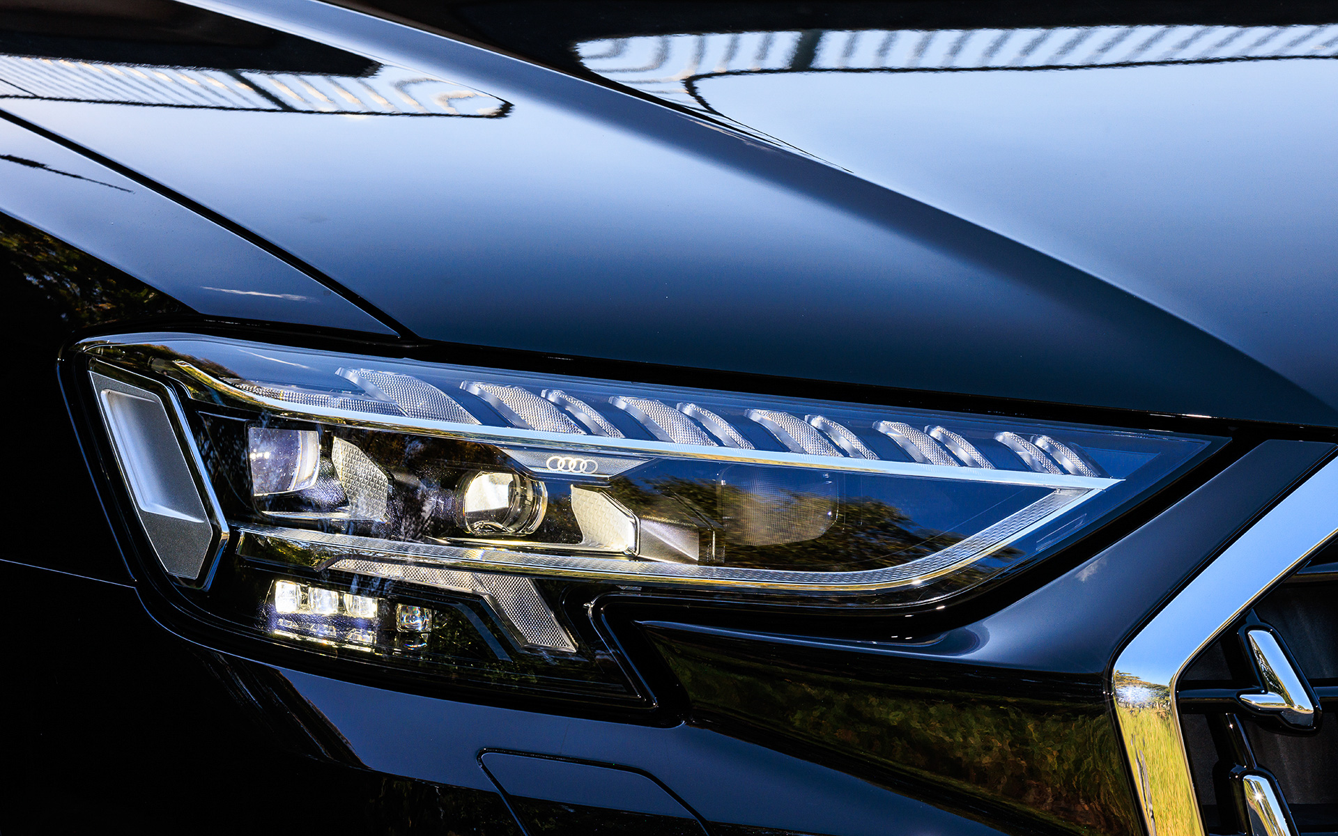 今回の改良ではデザインを一新し、シングルフレームグリルの底辺を広げることでより存在感を高めた。また、サイドエアインテークも同様にクロームによって強調されており、6ライトのキャビンデザインやなだらかに傾斜するリアエンドなどにより、端正でエレガントなフォルムを実現。テールランプをLEDライトストリップで結ぶことで高級感も高めたという