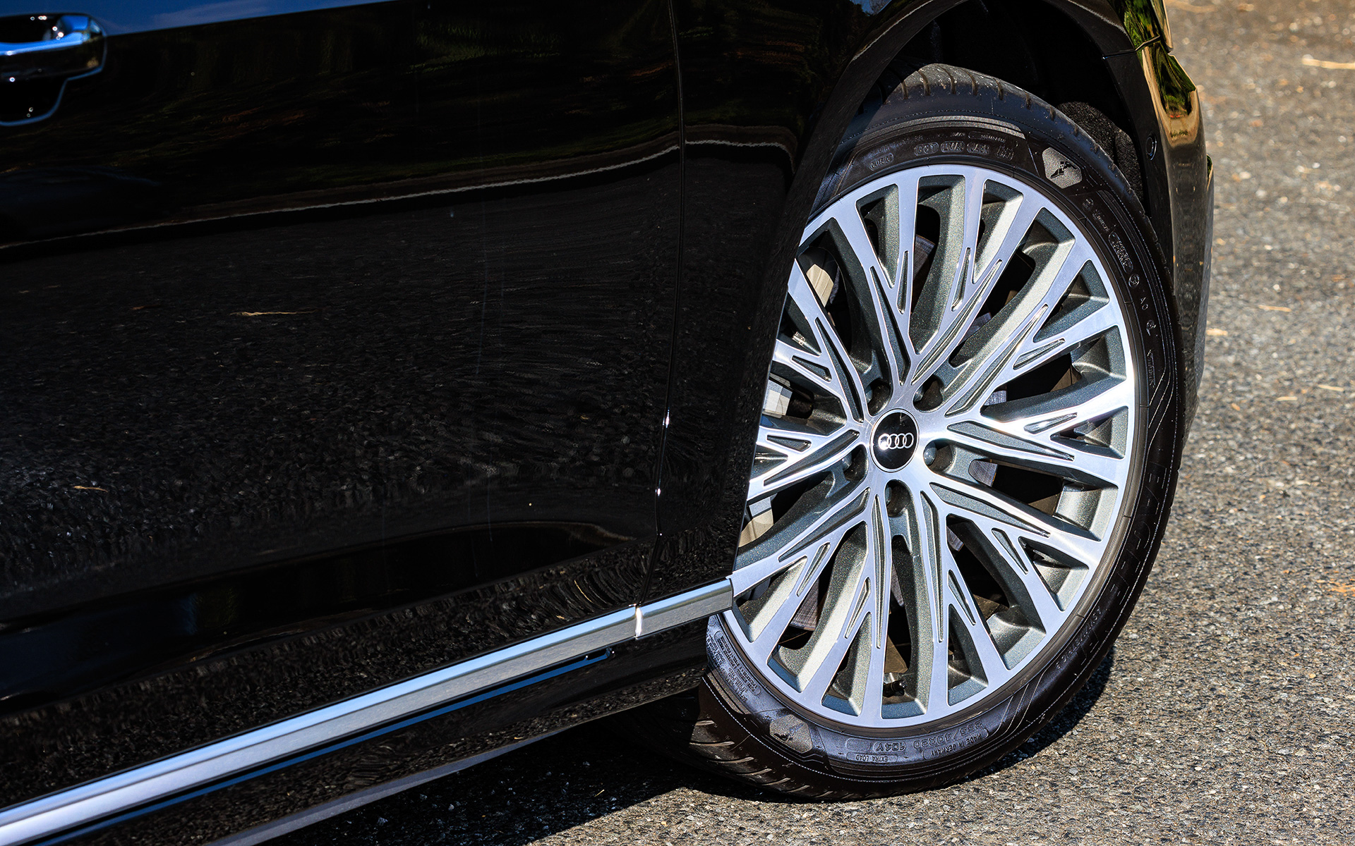 今回の改良ではデザインを一新し、シングルフレームグリルの底辺を広げることでより存在感を高めた。また、サイドエアインテークも同様にクロームによって強調されており、6ライトのキャビンデザインやなだらかに傾斜するリアエンドなどにより、端正でエレガントなフォルムを実現。テールランプをLEDライトストリップで結ぶことで高級感も高めたという