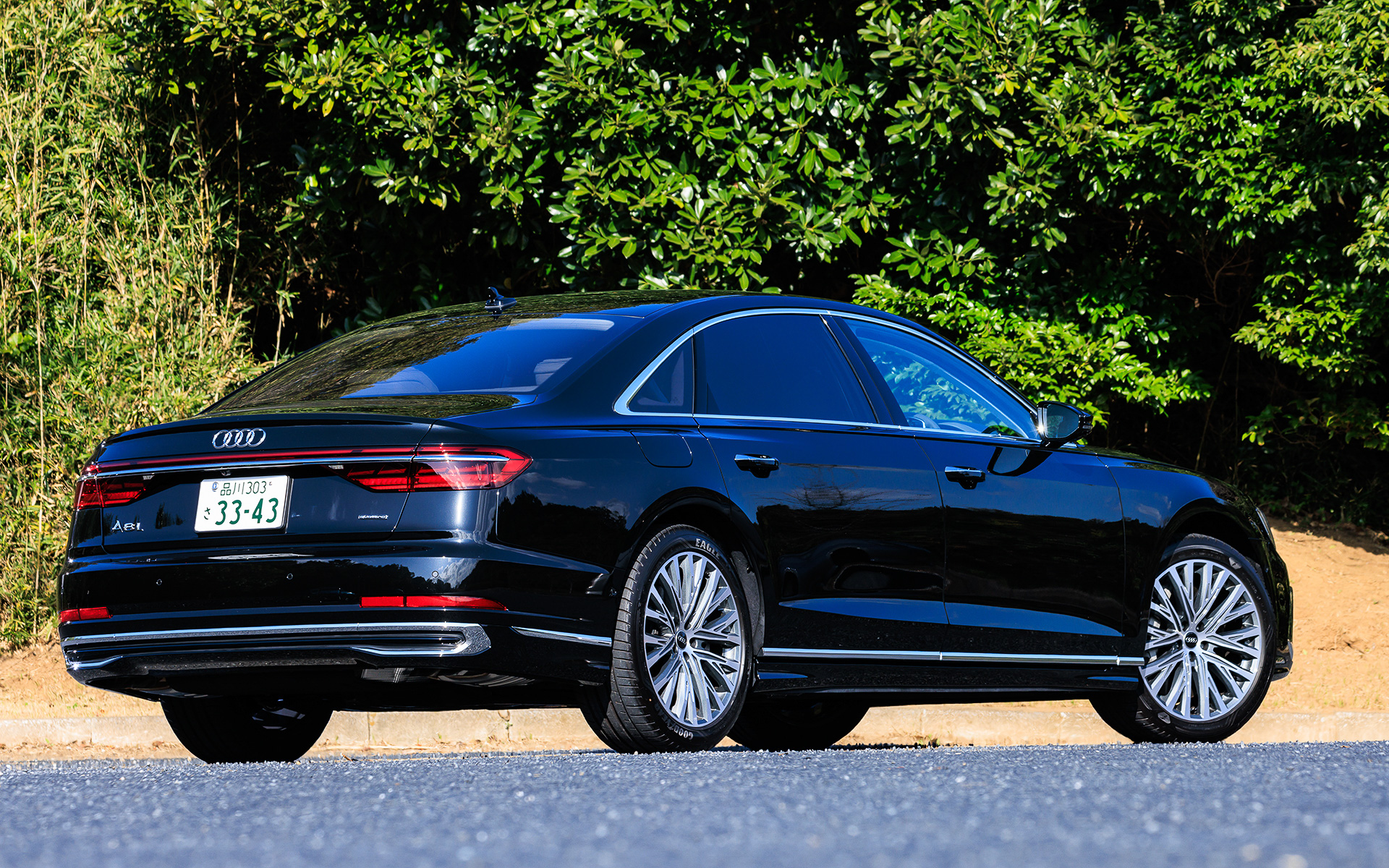 今回試乗したのは2022年7月に大幅改良を受けて発売されたフラグシップセダン「A8」のロングホイールベース版「A8 L」。ロングホイールベース仕様は「A8 L 60 TFSI quattro」のみの展開で、価格は1800万円。ボディサイズは5320×1945×1485mm（全長×全幅×全高）、ホイールベースは3130mm