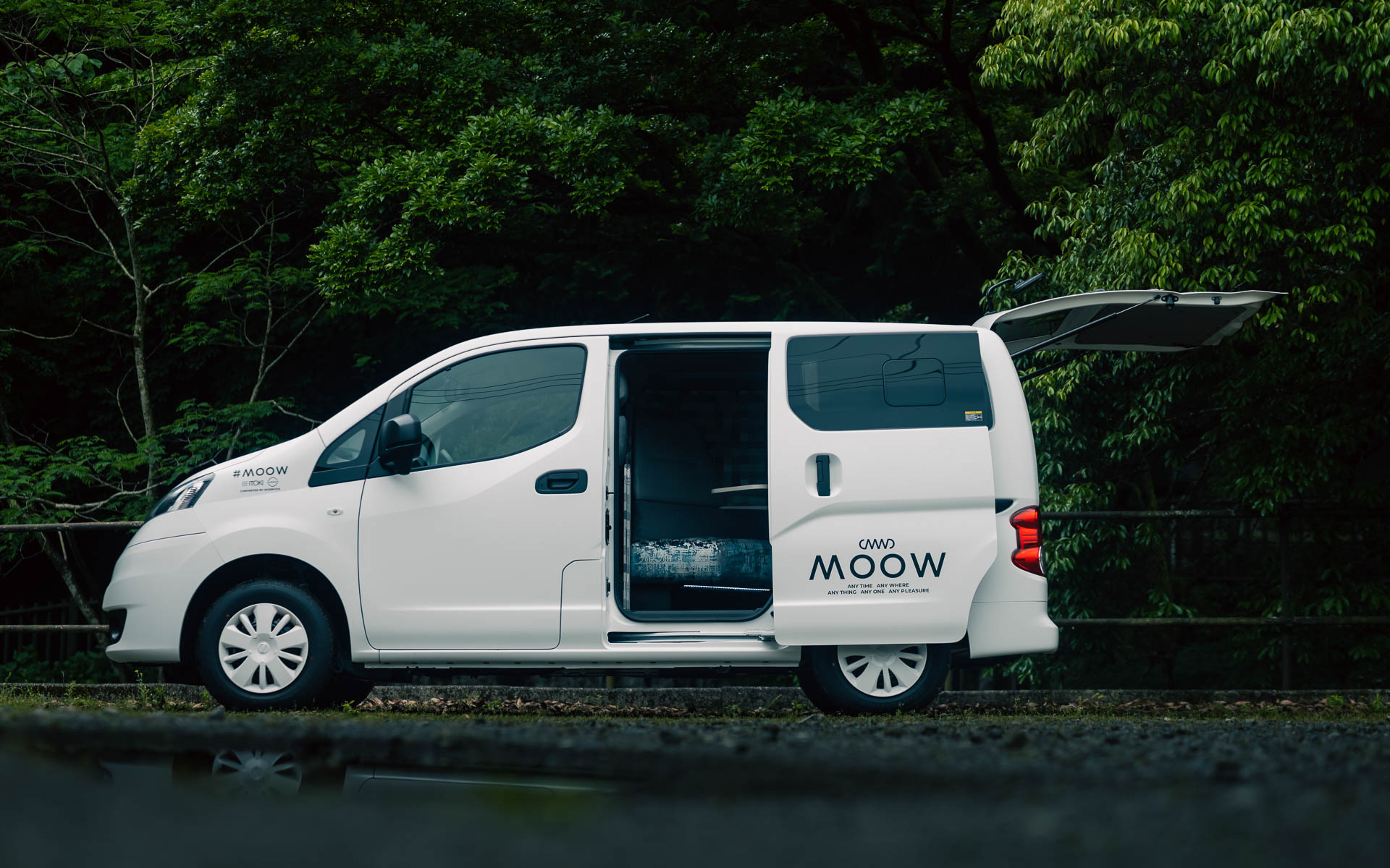 モバイルオフィスカー「MOOW」