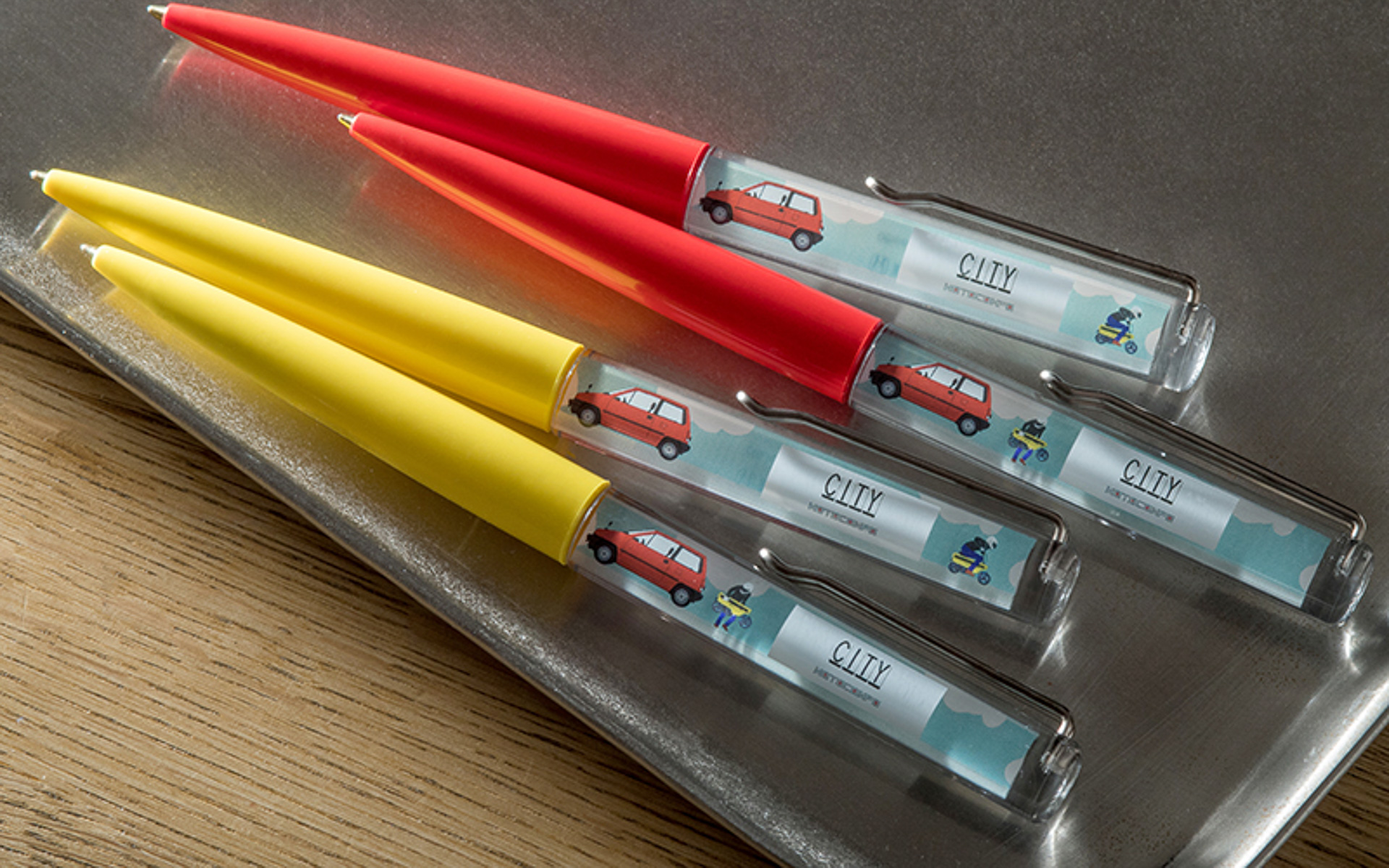 ホンダの「シティ」の後方から「モトコンポ」がゆらゆらと走るフローティングペンが発売された