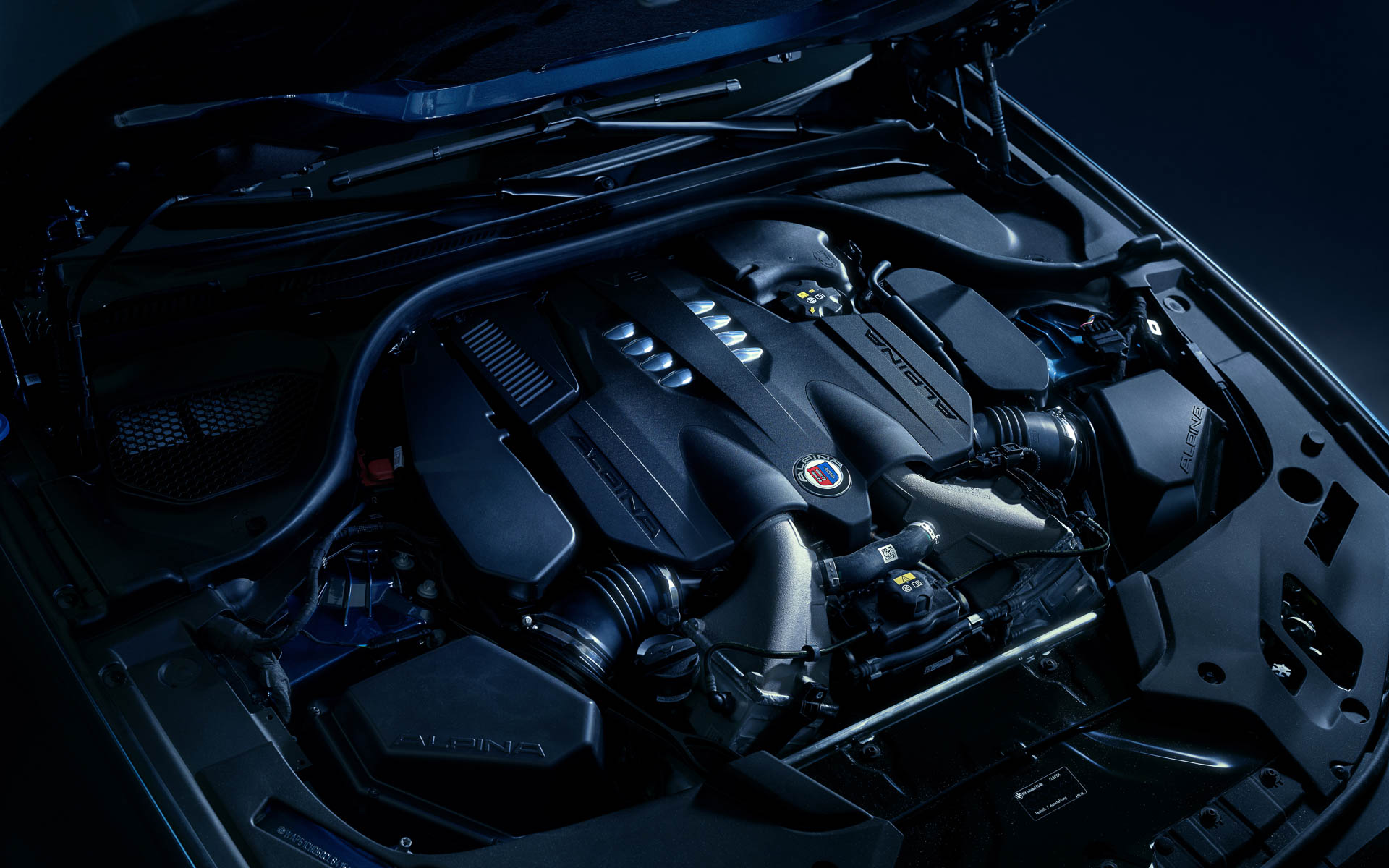 最高出力466kW（634PS）/5500-6500rpm、最大トルク850Nm（86.7kgfm）/3500-5000rpmを発生するV型8気筒4.4リッター ビ・ターボエンジンを搭載