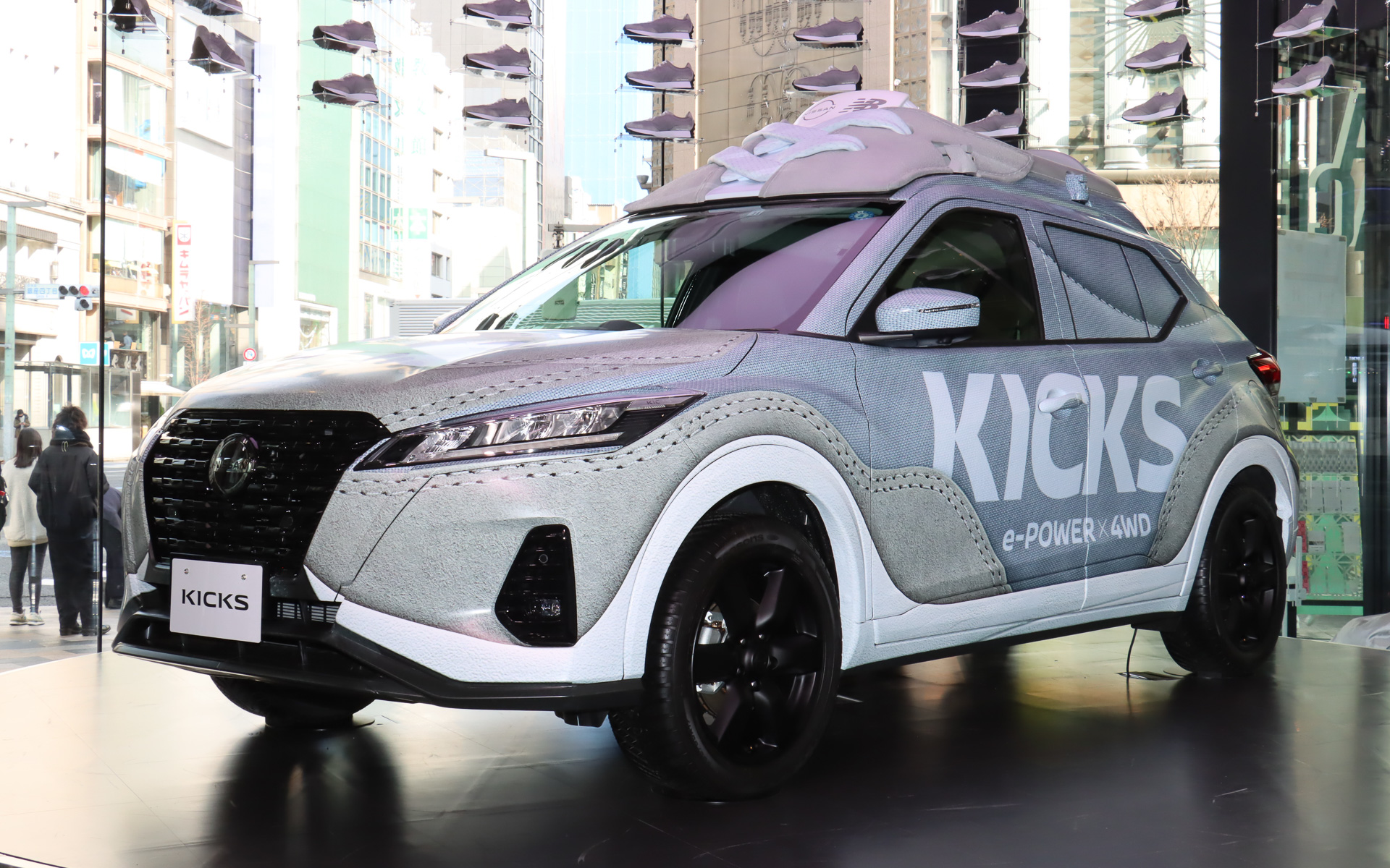 キックス X FOURをベースとして、ボディにラッピングを施してニューバランス 327を再現