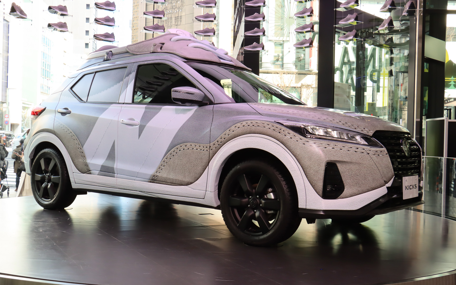 キックス X FOURをベースとして、ボディにラッピングを施してニューバランス 327を再現