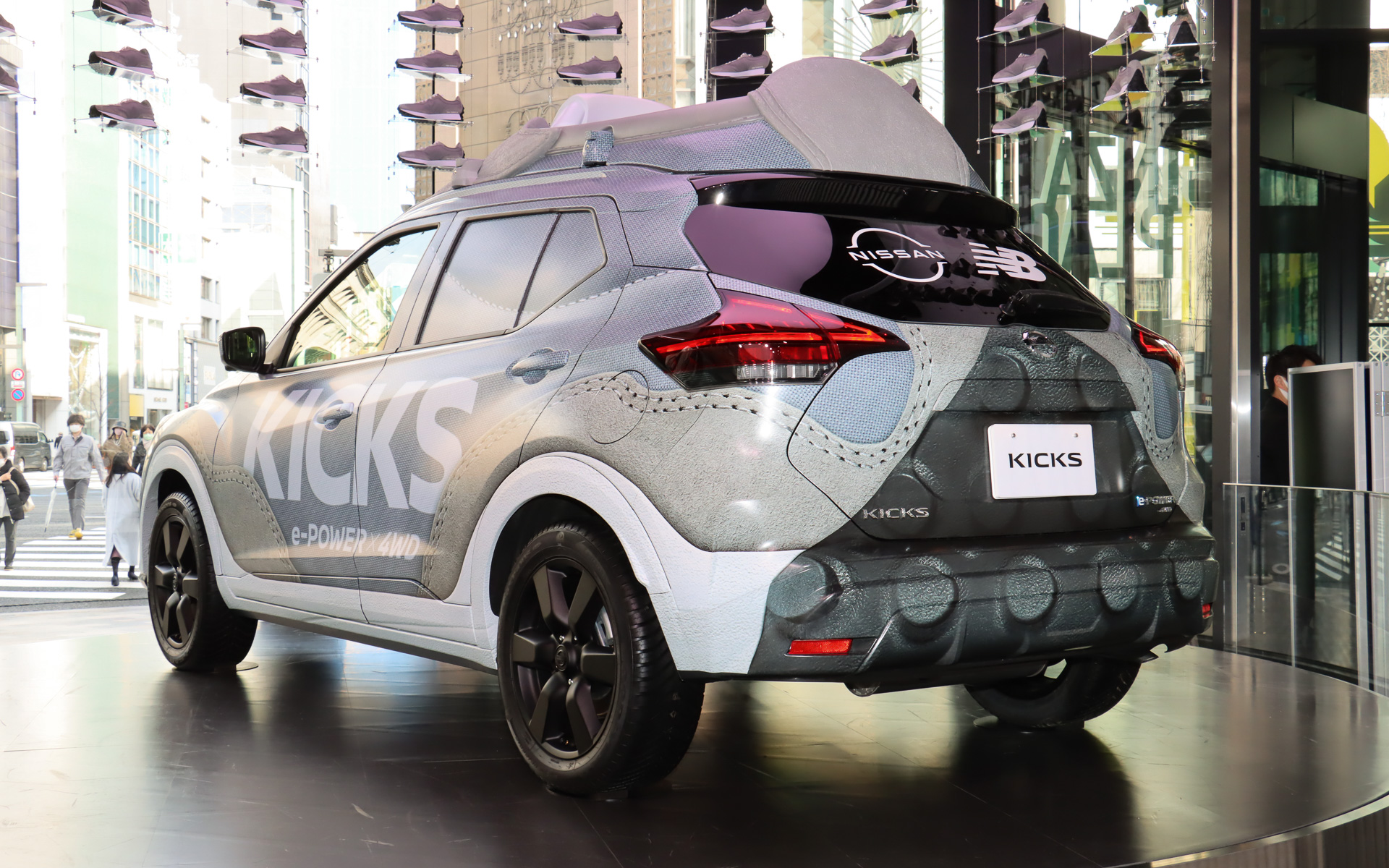 キックス X FOURをベースとして、ボディにラッピングを施してニューバランス 327を再現