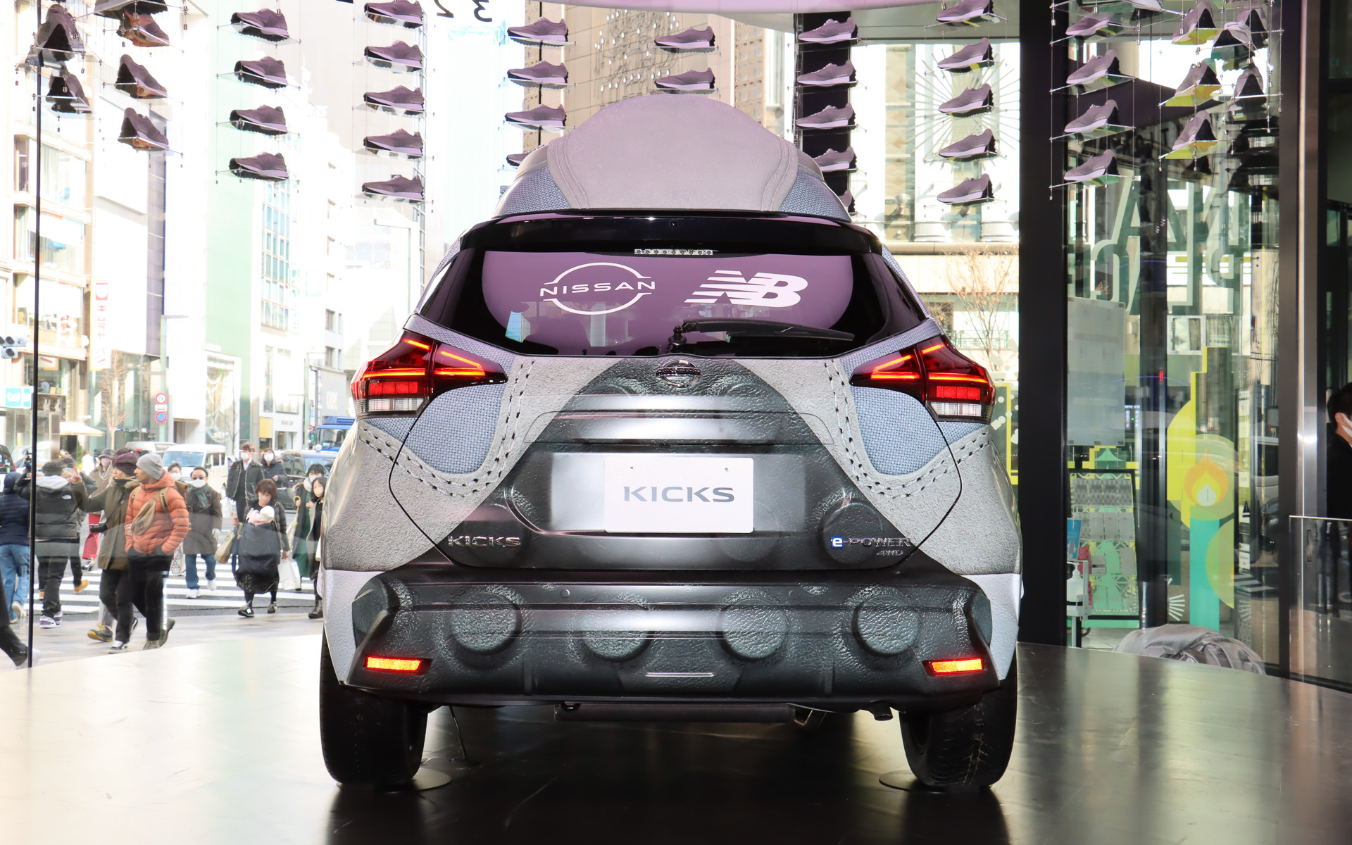 キックス X FOURをベースとして、ボディにラッピングを施してニューバランス 327を再現