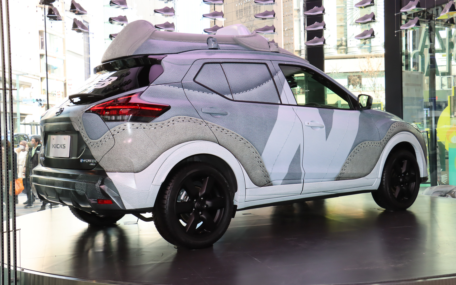 キックス X FOURをベースとして、ボディにラッピングを施してニューバランス 327を再現