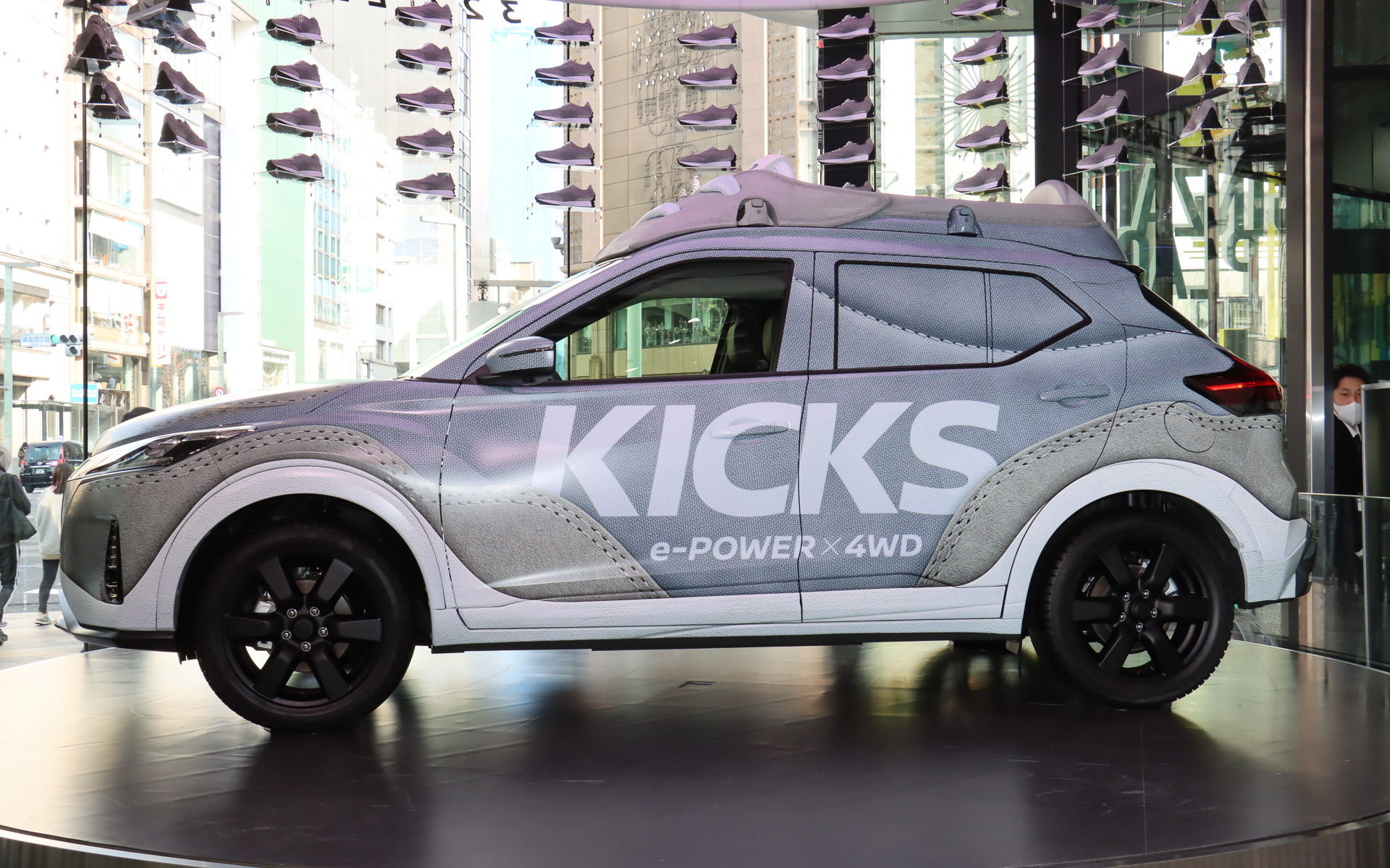 左右のうち右足側という設定で、運転席側のドアにニューバランスのNマークを配置。本来なら無地となる助手席側には「KICKS e-POWER×4WD」のロゴをプリント