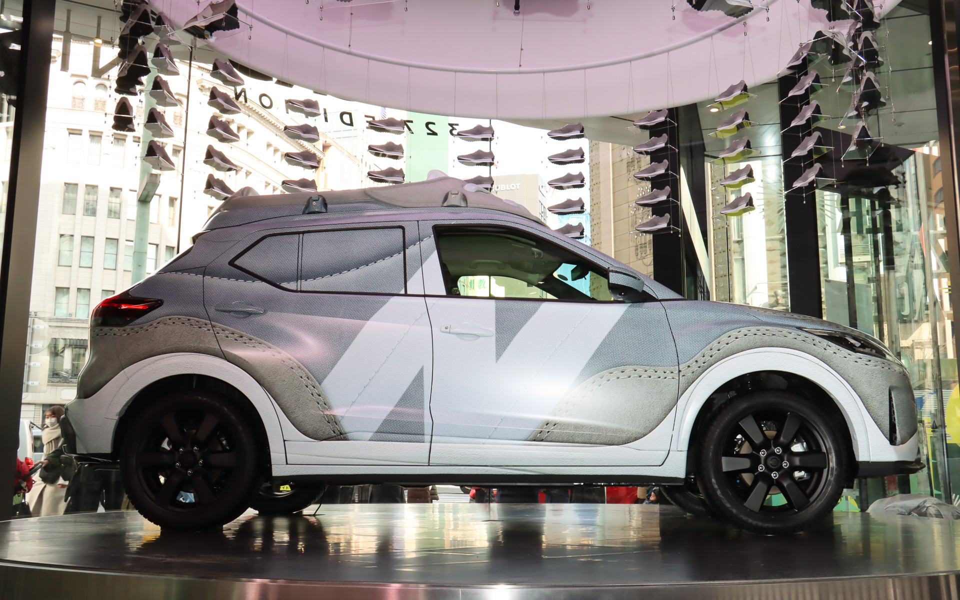 左右のうち右足側という設定で、運転席側のドアにニューバランスのNマークを配置。本来なら無地となる助手席側には「KICKS e-POWER×4WD」のロゴをプリント