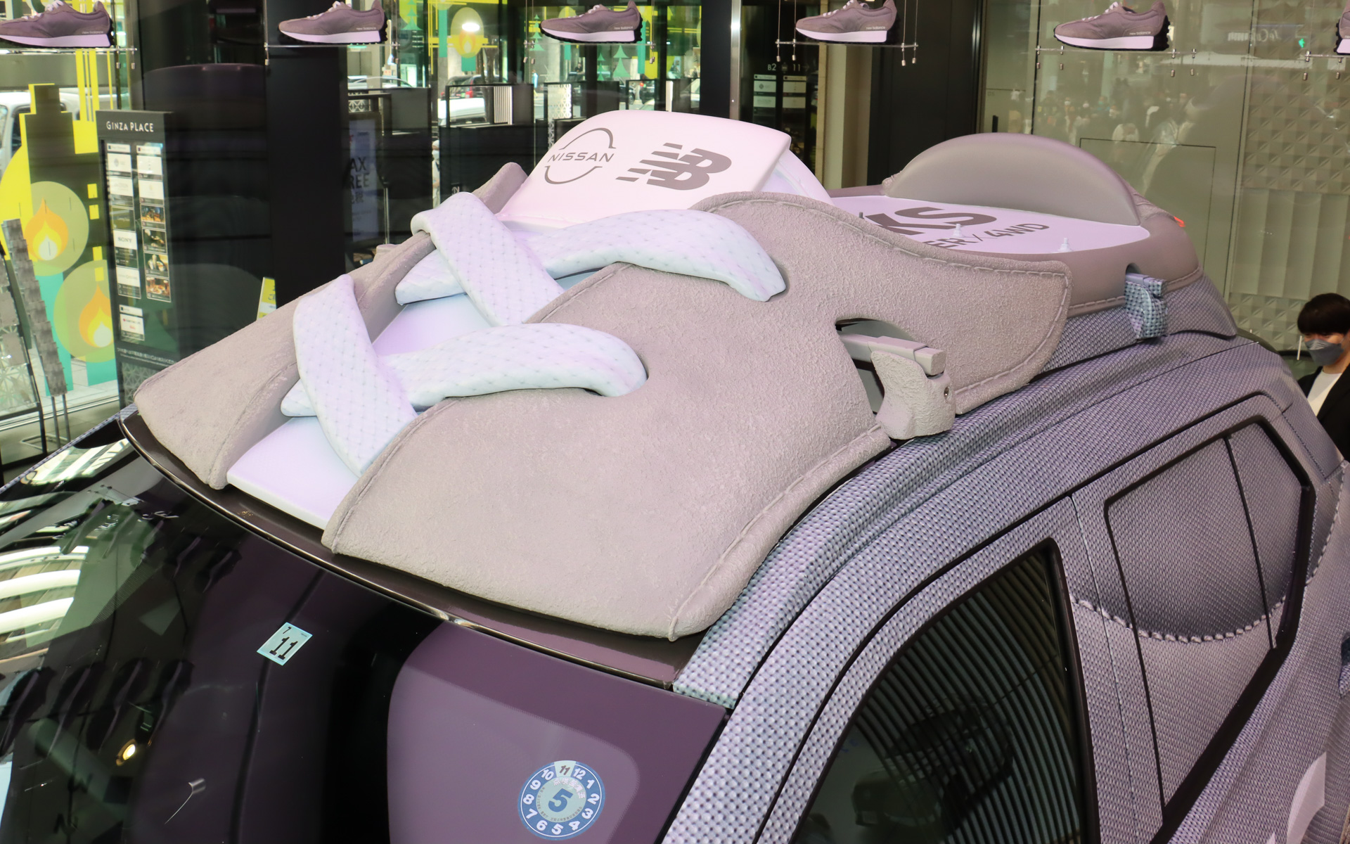 ルーフ上にニューバランス 327をイメージしたシュータン（シューズのアッパー部分）を追加。靴ひもやべろなどが再現されており、特にスエード生地の材質感にこだわって、実際は硬い素材を使っていながらスエード特有のソフトな雰囲気が出せるよう力を入れたとのこと