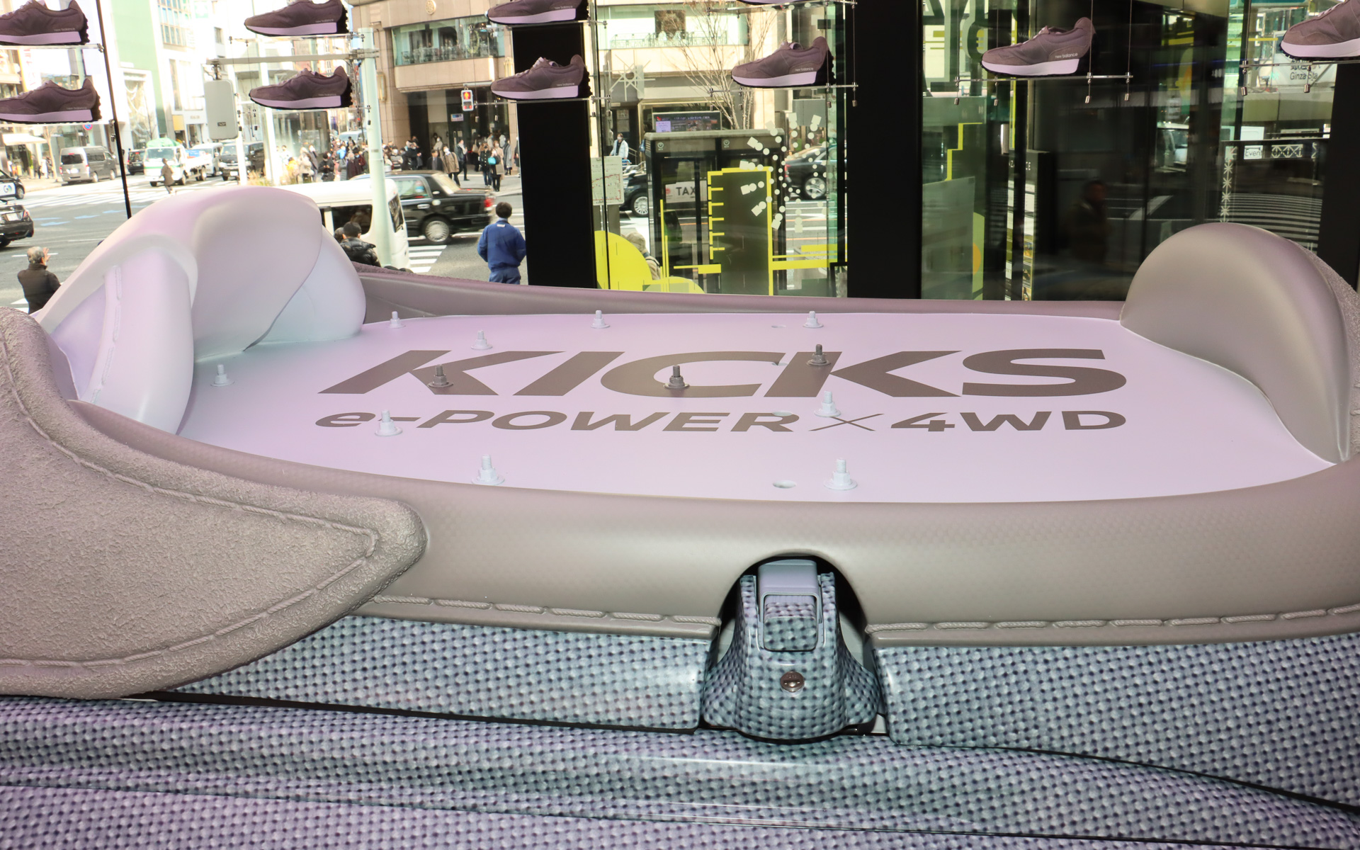 ルーフ上にニューバランス 327をイメージしたシュータン（シューズのアッパー部分）を追加。靴ひもやべろなどが再現されており、特にスエード生地の材質感にこだわって、実際は硬い素材を使っていながらスエード特有のソフトな雰囲気が出せるよう力を入れたとのこと