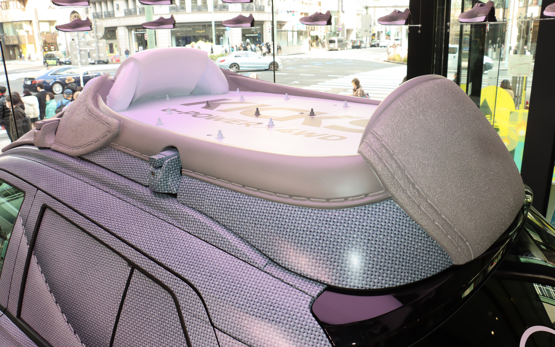 ルーフ上にニューバランス 327をイメージしたシュータン（シューズのアッパー部分）を追加。靴ひもやべろなどが再現されており、特にスエード生地の材質感にこだわって、実際は硬い素材を使っていながらスエード特有のソフトな雰囲気が出せるよう力を入れたとのこと