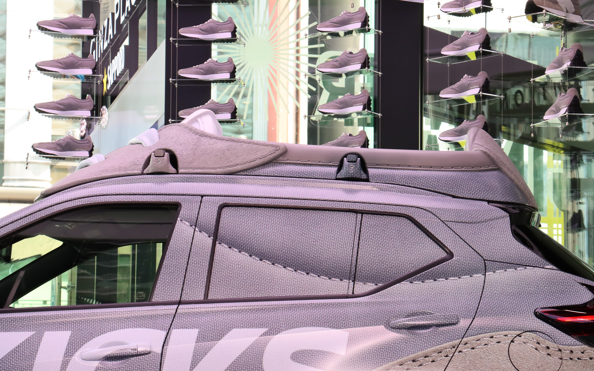 ルーフ上にニューバランス 327をイメージしたシュータン（シューズのアッパー部分）を追加。靴ひもやべろなどが再現されており、特にスエード生地の材質感にこだわって、実際は硬い素材を使っていながらスエード特有のソフトな雰囲気が出せるよう力を入れたとのこと