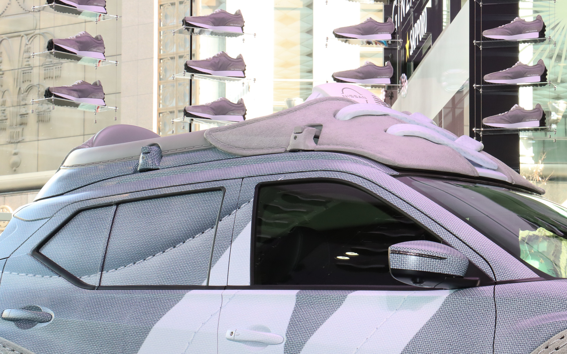 ルーフ上にニューバランス 327をイメージしたシュータン（シューズのアッパー部分）を追加。靴ひもやべろなどが再現されており、特にスエード生地の材質感にこだわって、実際は硬い素材を使っていながらスエード特有のソフトな雰囲気が出せるよう力を入れたとのこと