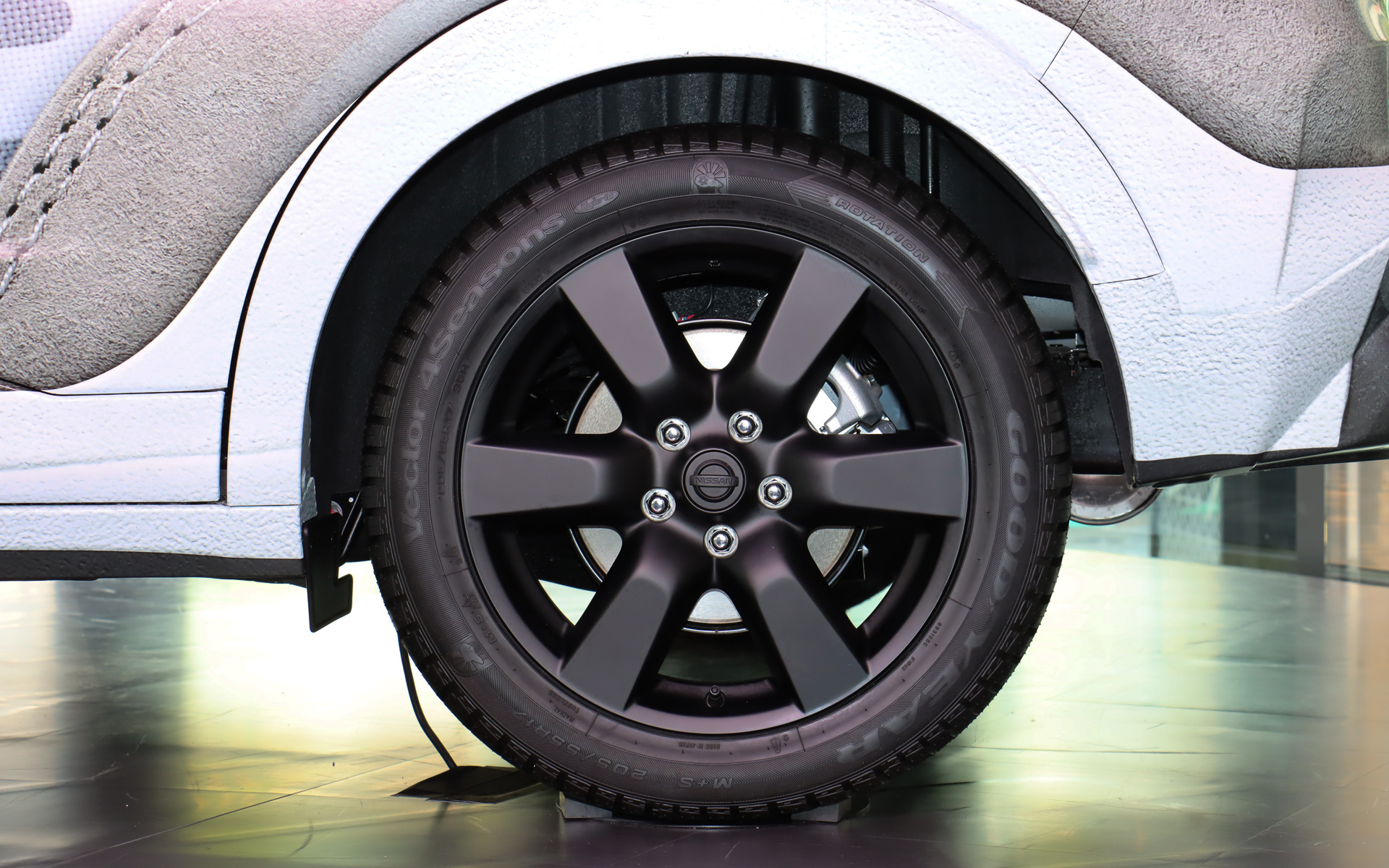 “スニーカーらしさ”を演出するためタイヤ＆ホイールを変更。タイヤはグッドイヤーの「Vector 4Seasons Hybrid」を装着し、サイズは純正装着品と同じ205/55R17。マットブラックのホイールはセンターキャップに日産のロゴが入っているが、日産純正品ではなくキックス 327 EDITION向けに用意したもの