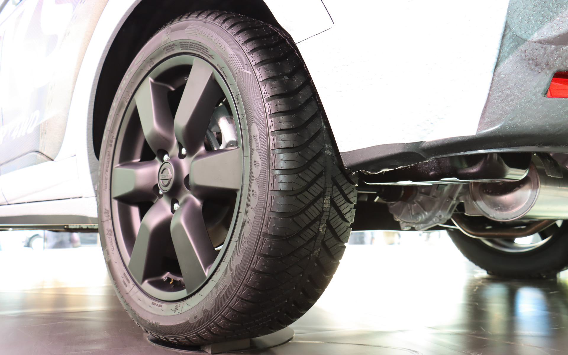 “スニーカーらしさ”を演出するためタイヤ＆ホイールを変更。タイヤはグッドイヤーの「Vector 4Seasons Hybrid」を装着し、サイズは純正装着品と同じ205/55R17。マットブラックのホイールはセンターキャップに日産のロゴが入っているが、日産純正品ではなくキックス 327 EDITION向けに用意したもの