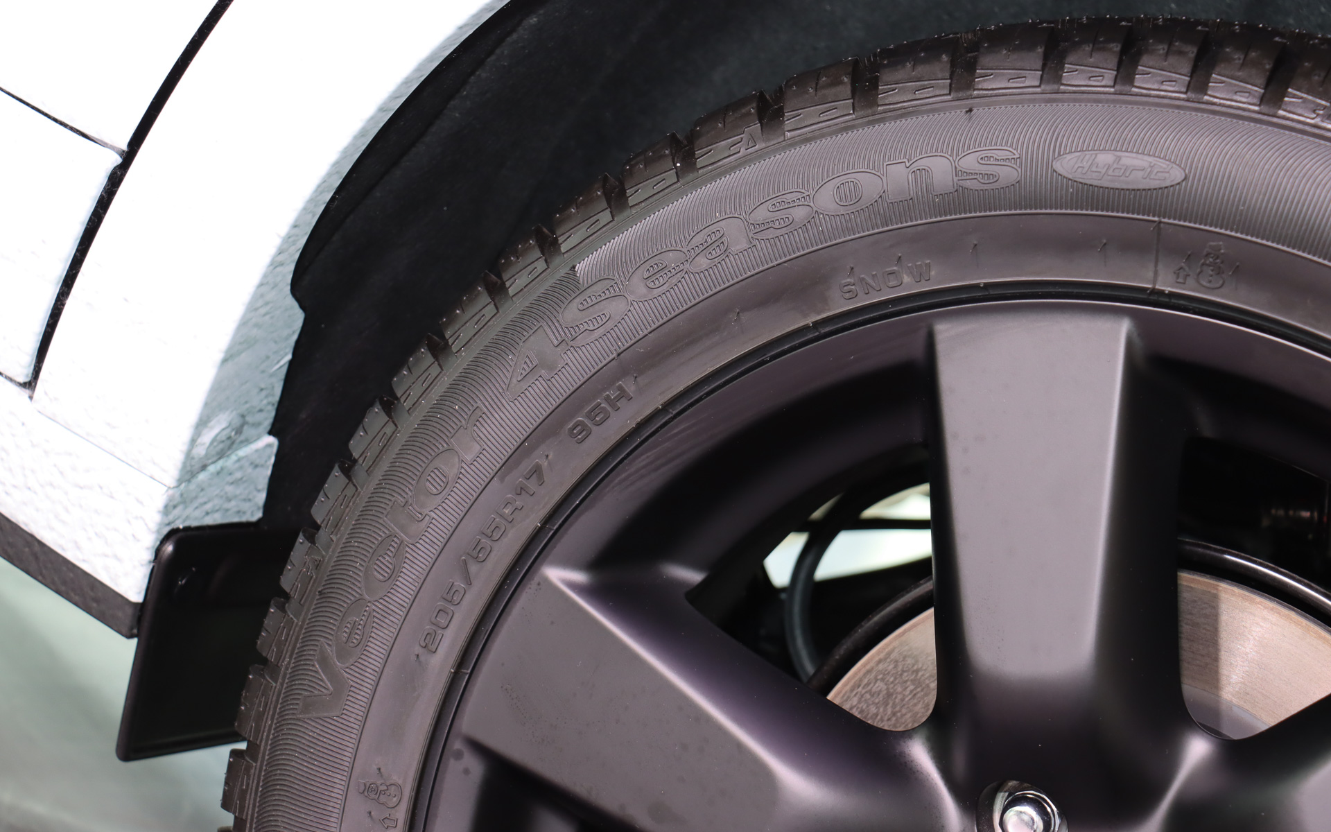 “スニーカーらしさ”を演出するためタイヤ＆ホイールを変更。タイヤはグッドイヤーの「Vector 4Seasons Hybrid」を装着し、サイズは純正装着品と同じ205/55R17。マットブラックのホイールはセンターキャップに日産のロゴが入っているが、日産純正品ではなくキックス 327 EDITION向けに用意したもの