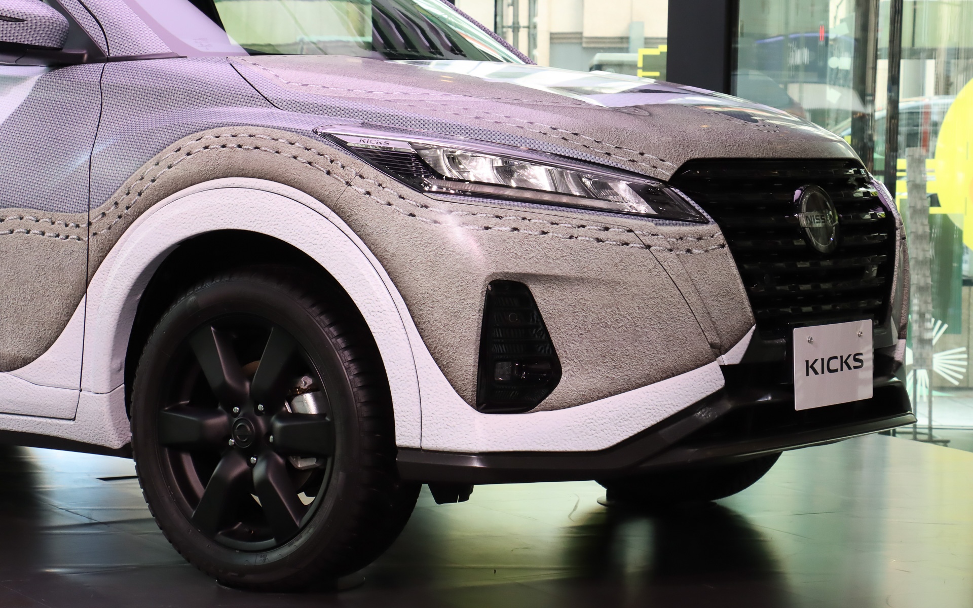 ラッピングではニューバランス 327に使われているスエード生地やソールなどのゴム、ステッチなどの素材が持つ質感をリアルに表現。特にニューバランス 327で特徴的なヒールの高い位置までカバーするアウトソールの凹凸は、少し離れると本当に立体物かのように見えるほどの仕上がりとなっていた