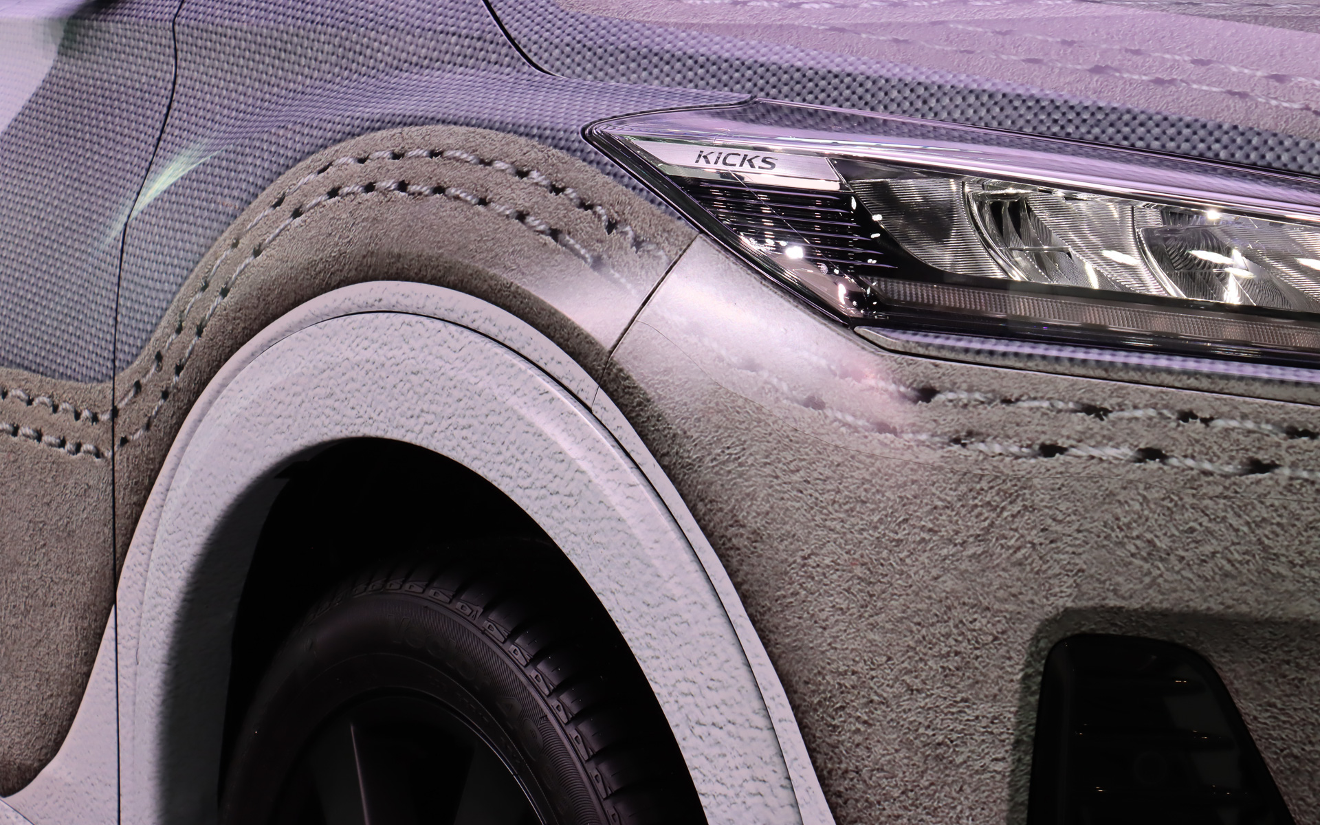 ラッピングではニューバランス 327に使われているスエード生地やソールなどのゴム、ステッチなどの素材が持つ質感をリアルに表現。特にニューバランス 327で特徴的なヒールの高い位置までカバーするアウトソールの凹凸は、少し離れると本当に立体物かのように見えるほどの仕上がりとなっていた