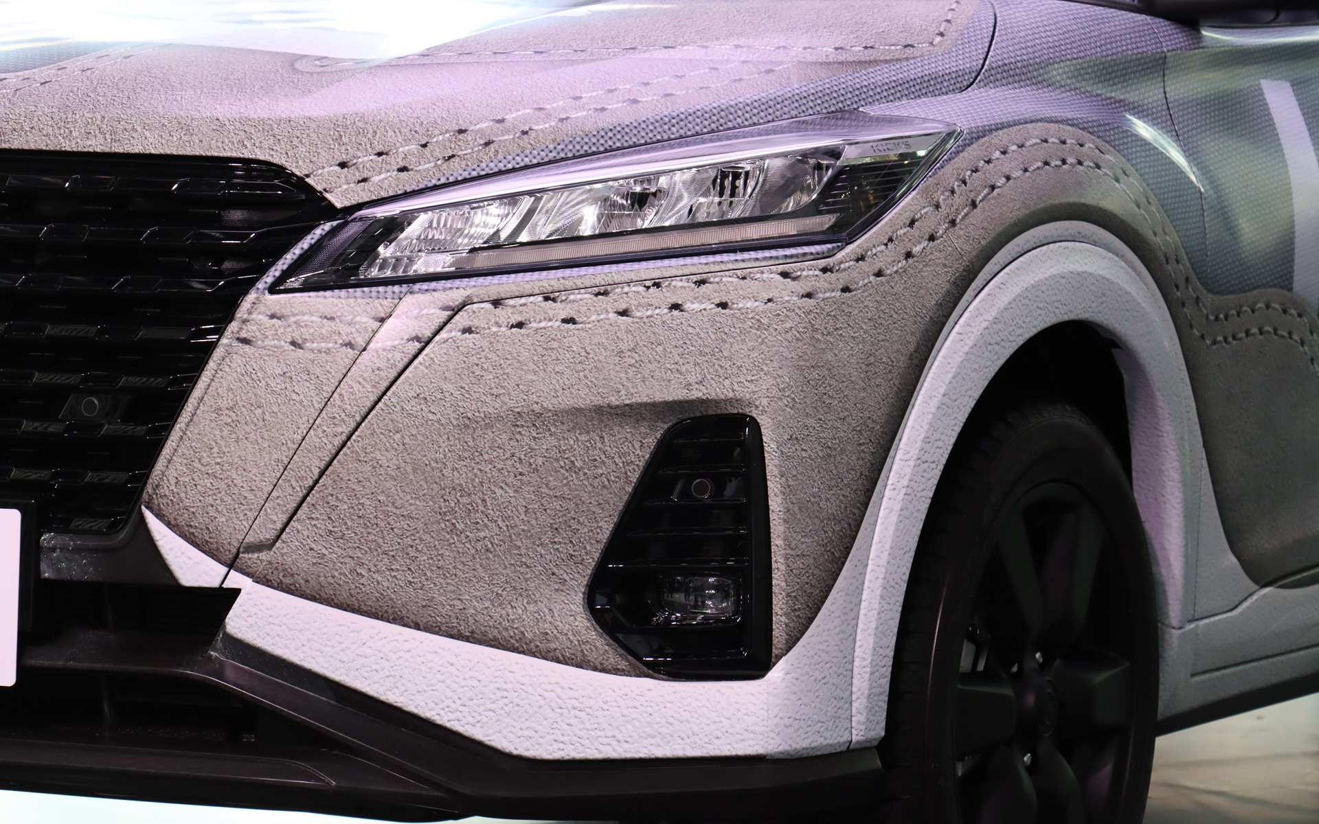 ラッピングではニューバランス 327に使われているスエード生地やソールなどのゴム、ステッチなどの素材が持つ質感をリアルに表現。特にニューバランス 327で特徴的なヒールの高い位置までカバーするアウトソールの凹凸は、少し離れると本当に立体物かのように見えるほどの仕上がりとなっていた