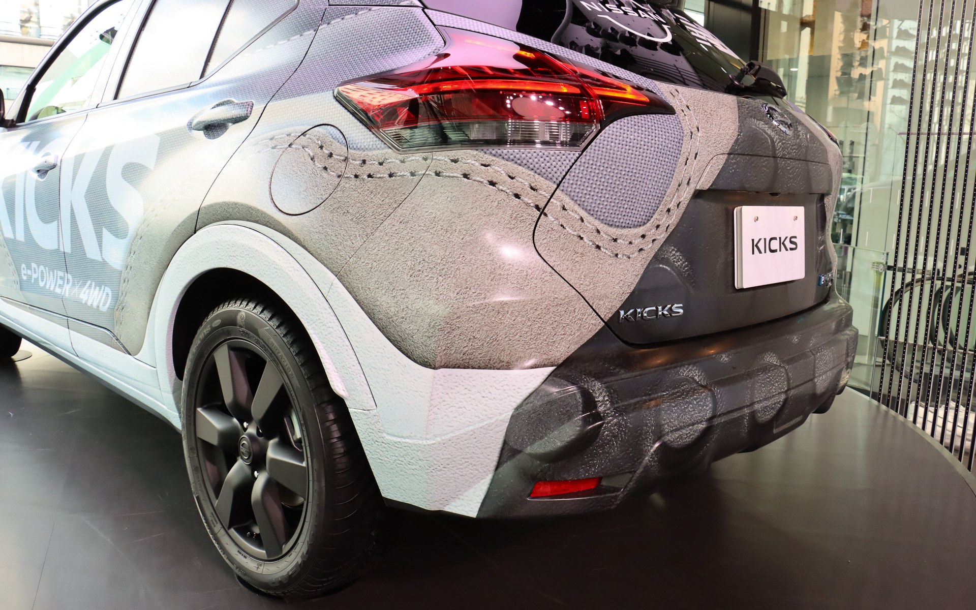 ラッピングではニューバランス 327に使われているスエード生地やソールなどのゴム、ステッチなどの素材が持つ質感をリアルに表現。特にニューバランス 327で特徴的なヒールの高い位置までカバーするアウトソールの凹凸は、少し離れると本当に立体物かのように見えるほどの仕上がりとなっていた