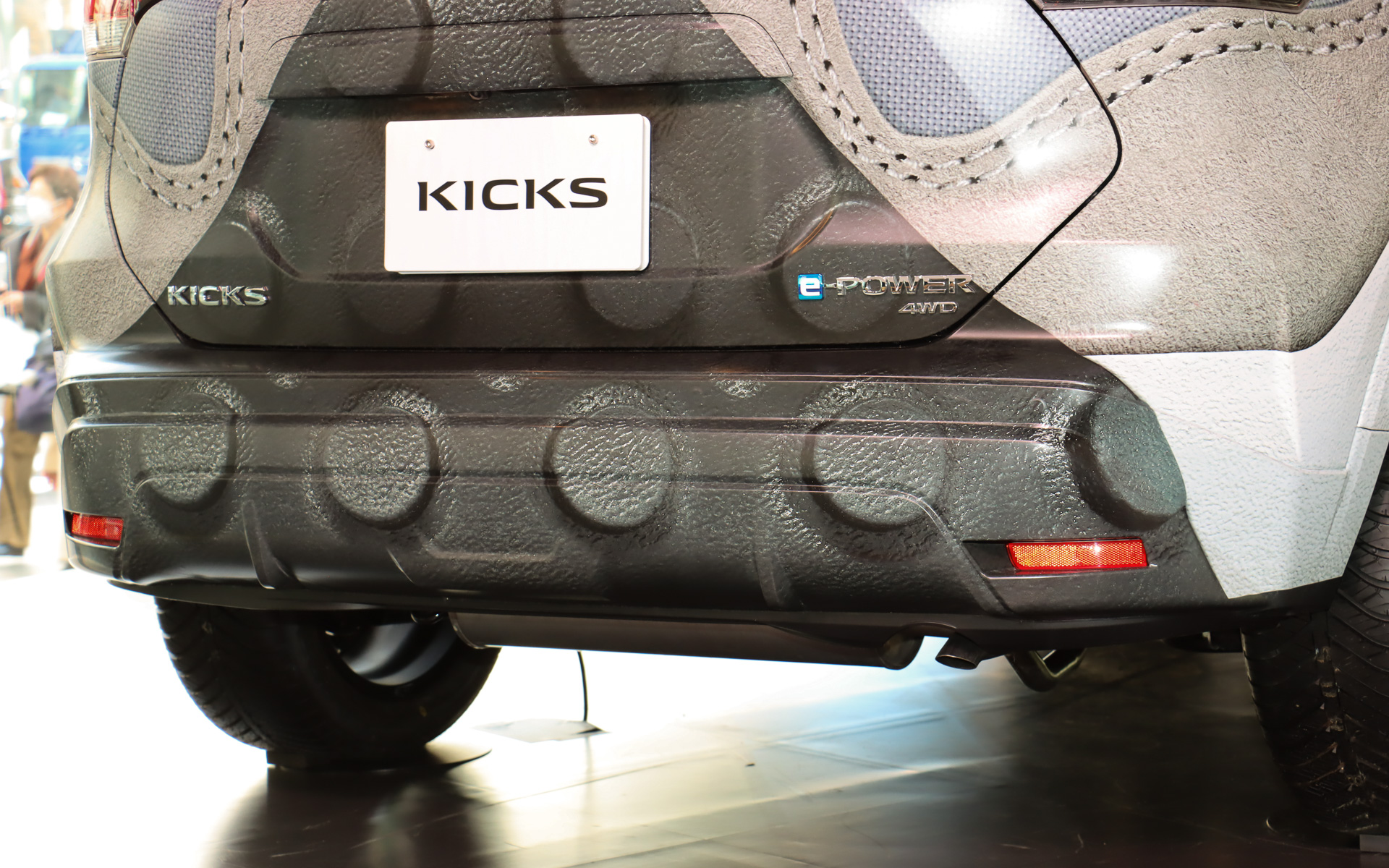 ラッピングではニューバランス 327に使われているスエード生地やソールなどのゴム、ステッチなどの素材が持つ質感をリアルに表現。特にニューバランス 327で特徴的なヒールの高い位置までカバーするアウトソールの凹凸は、少し離れると本当に立体物かのように見えるほどの仕上がりとなっていた