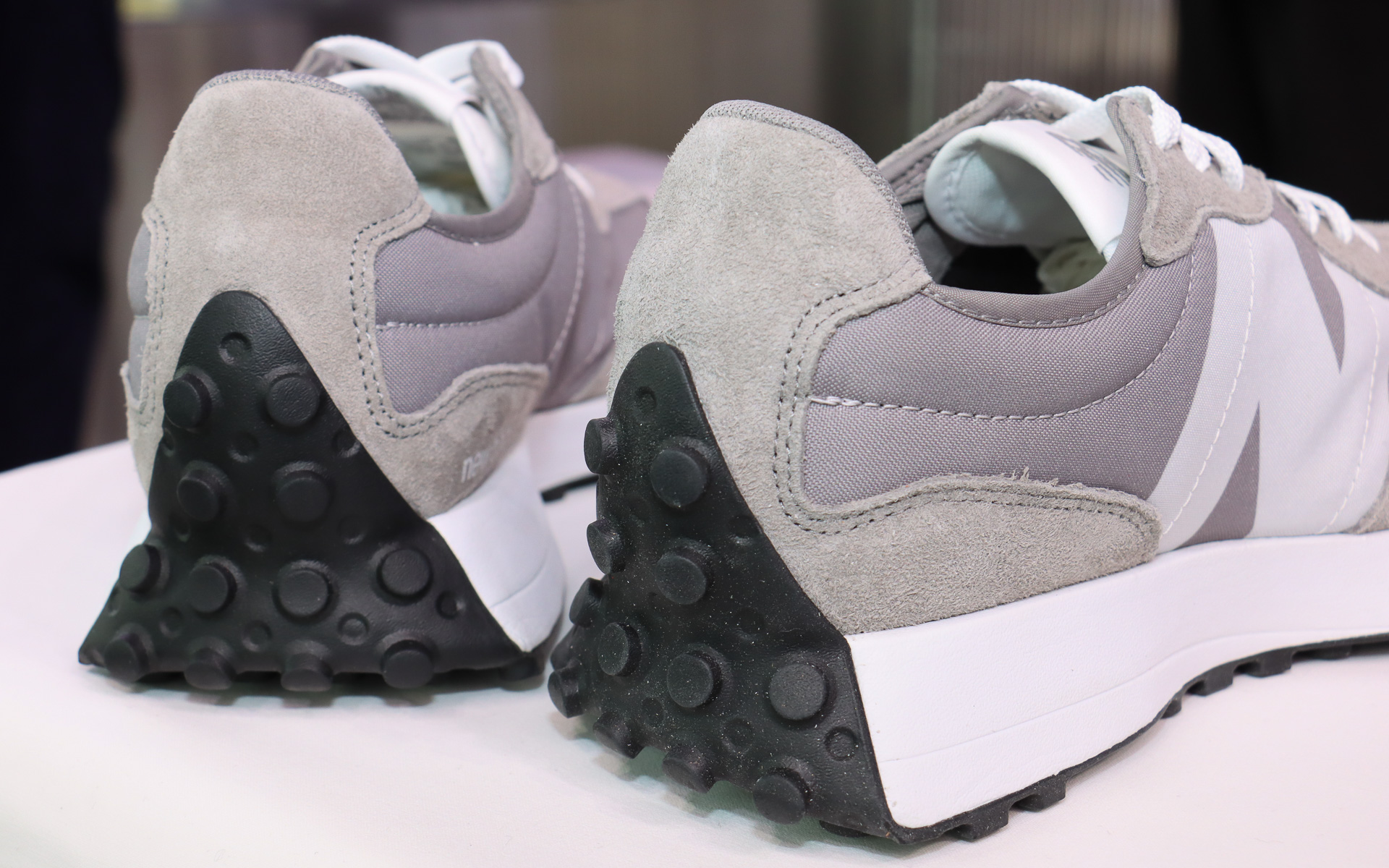 ラッピングではニューバランス 327に使われているスエード生地やソールなどのゴム、ステッチなどの素材が持つ質感をリアルに表現。特にニューバランス 327で特徴的なヒールの高い位置までカバーするアウトソールの凹凸は、少し離れると本当に立体物かのように見えるほどの仕上がりとなっていた