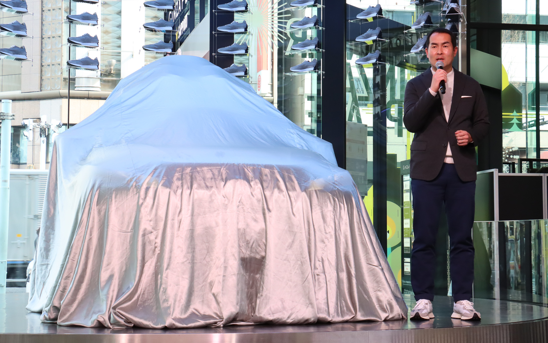 アンベール前のキックス 327 EDITIONの横で解説を行なう岡部氏。当日は岡部氏もニューバランス 327を履いて発表会に臨んだ