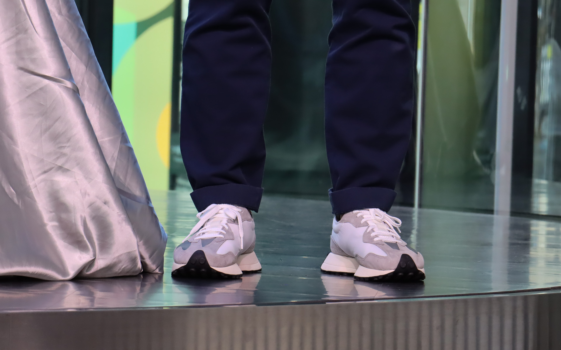 アンベール前のキックス 327 EDITIONの横で解説を行なう岡部氏。当日は岡部氏もニューバランス 327を履いて発表会に臨んだ