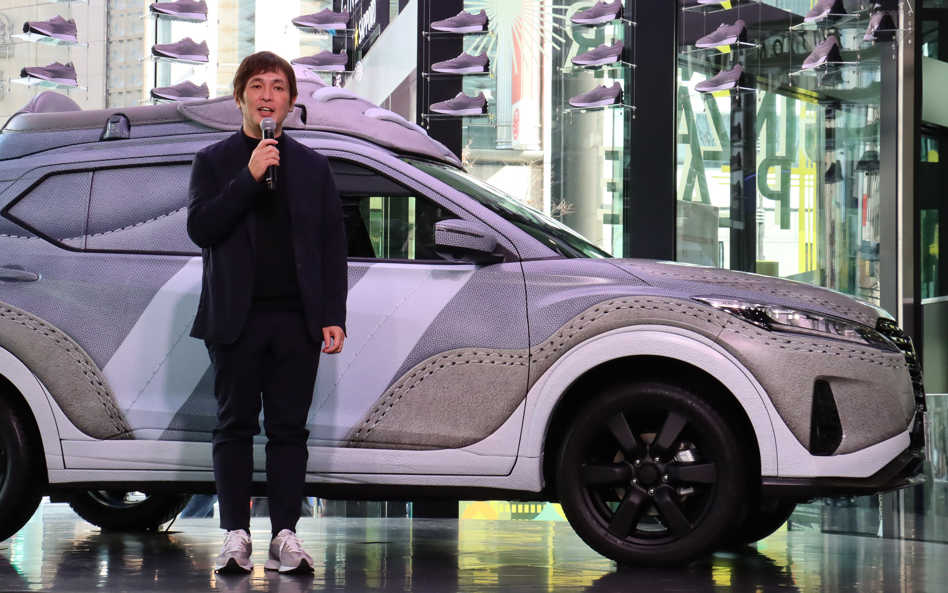 鈴木氏もニューバランス 327を着用して登壇した