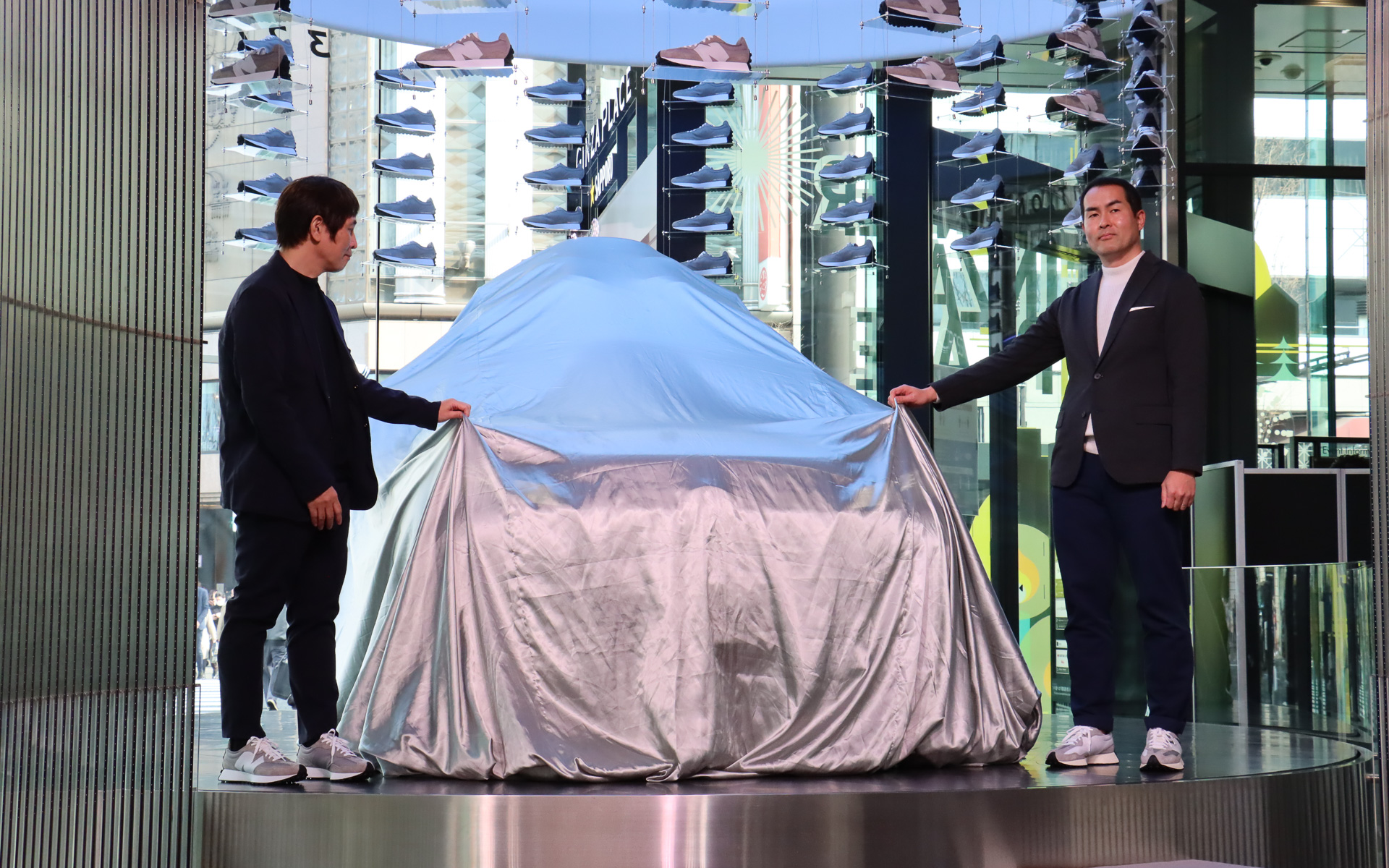 鈴木氏と岡部氏が壇上のキックス 327 EDITIONをアンベール